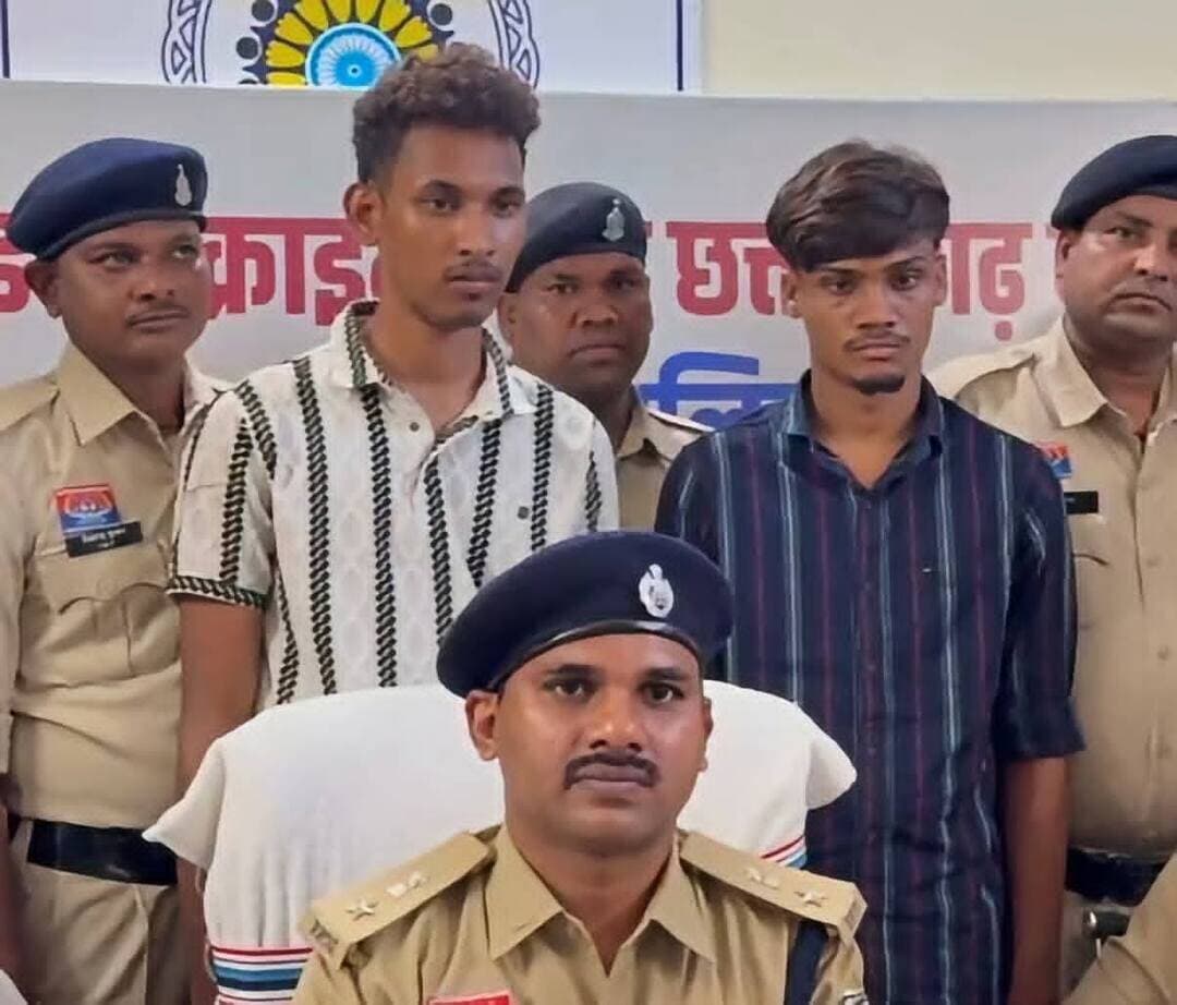 जिला - बालोद - एसिड अटैक के मामले में छात्रा का प्रेमी और उसका दोस्त आरोपी निकला - बालोद नगर के आमापारा में 22 वर्षीय छात्रा पर एसिड अटैक के मामले में छात्रा का प्रेमी और उसका दोस्त आरोपी निकला ,,,दोनों आरोपियों को गिरफ़्तार कर पुलिस अधीक्षक ने पत्रकार वार्ता लेकर मामले का खुलासा किया कि,,, छात्रा का प्रेमी यश सोनकर अपनी प्रेमिका के अन्य पुरुष मित्रों से बात करने से परेशान था,,, जिसका जिक्र उसने अपने दोस्त करन कुंजाम जो भैरमगढ़ का रहने वाला है उससे किया था,,,जहां दोनों ने मिलकर प्लान किया कि छात्रा के ऊपर एसिड डाल दिया जाए,,, प्लानिंग के मुताबिक पहले बालोद नगर में कुछ दिन पहले हुए गणेश विसर्जन झांकी के दिन घटना को अंजाम देना था,,, मगर उस दिन नहीं हो पाया फिर सोमवार को इस घटना को करण कुंजाम जो प्रेमी का दोस्त है उसने अंजाम दिया और फरार हो गया,,,जांच में प्रेमी ने पूरी बात बताई वही घटना के बाद फरार आरोपी करण को पुलिस ने कोंडागांव में पकड़ लिया,,,जहां दोनों आरोपियों को न्यायालय में पेश कर जेल भेजा जा रहा है,,,,वही मामले के बाद से नगर वासियों में काफी आक्रोश है,,,,,,
