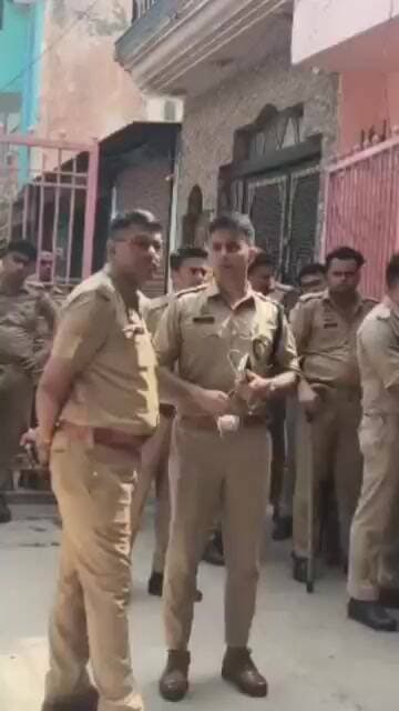 तुलसी अपार्टमेंट के अवैध निर्माण को तोड़ने पहुंची टीम