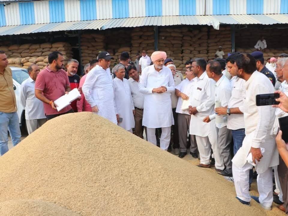 🌾 किसानों की फसल का एक-एक दाना खरीदा जाएगा 🌾
आज लाडवा अनाज मंडी, बबैन अनाज मंडी एवं बराड़ा अनाज मंडी पहुँचकर किसान भाइयों एवं व्यापारी साथियों से संवाद किया तथा धान की फसल की खरीद व्यवस्था का जायजा लिया।
किसानों की समस्याओं को गंभीरता से सुना तथा खरीद प्रक्रिया को सुचारू, पारदर्शी एवं समयबद्ध बनाए रखने के लिए संबंधित अधिकारियों एवं उच्च अधिकारियों को आवश्यक दिशा-निर्देश दिए।
किसानों की मेहनत का सम्मान और उनकी उपज की समयबद्ध एवं पूरी खरीद सुनिश्चित करना हमारी प्राथमिकता है। किसानों को फसल बेचने में किसी भी प्रकार की परेशानी न हो, इसके लिए अधिकारियों को स्पष्ट निर्देश दिए हैं। 🌾
#किसानहित #धानखरीद #Haryana #Kisan