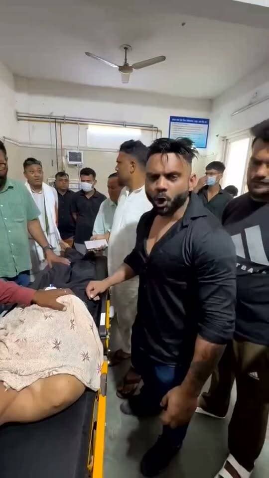 हिन्दूवादी संगठनों द्वारा मुस्लिम युवक की पिटाई के बाद एक वीडियो और तेजी से वायरल न्यूज देवभूमि इस वीडियो की पुष्टि नहीं करता। अधिक जानकारी के लिए पूरे वीडियो देखें।मामला है गुलरभोज दिनेशपुर का जहां बीते दिन एक मुस्लिम युवक हिंदू महिला के साथ पकड़ा गया और कुछ हिन्दूवादी संगठनों ने पीट पीटकर उसका जुलूस निकाला #Rudrpur #hindu #muslim #viralreelsシ