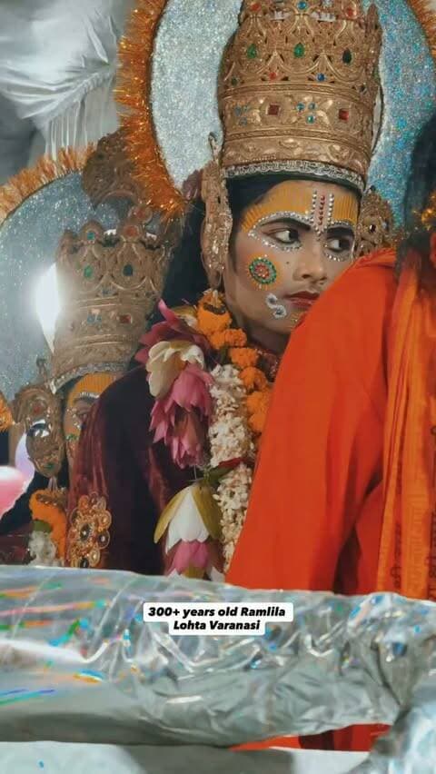 300+ साल पुरानी परंपरा… आज भी उसी श्रद्धा और उत्साह के साथ ❤️🚩
वाराणसी के लोहता की ये रामलीला सिर्फ एक आयोजन नहीं, बल्कि तीन सौ साल से चली आ रही हमारी विरासत और संस्कृति है।
पीढ़ियाँ बदल गईं, समय बदल गया… लेकिन इस रामलीला की परंपरा आज भी उसी शिद्दत से निभाई जा रही है।
आज भी गाँव के लोग मिलकर इस विरासत को संजोते हैं और हर साल भगवान श्रीराम की कथा को उसी भाव और भक्ति के साथ जीवंत करते हैं। 🙏
ये सिर्फ रामलीला नहीं… हमारी मिट्टी, हमारी संस्कृति और हमारी पहचान है। ❤️🚩
📍लोहता, वाराणसी
300+ Years of Legacy | Ramleela of Lohta
#ramlila #varanasi #kashi #banjarabanarsi
