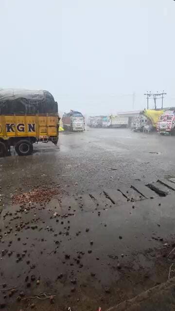 7 अक्टूबर 2026 को कानपुर चकरपुर मंडी में हुई झमाझम बारिश कच्ची आलू की फसल खतरे में
