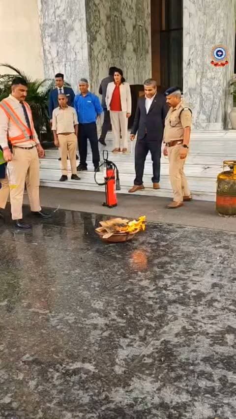 किसी भी संस्थान की सुरक्षा की पहली नींव उसके कर्मचारी होते हैं! 🛡️
इसी बात को ध्यान में रखते हुए होटल मसूरी ताज फुटहिल्स में फायर सर्विस देहरादून की ओर से एक विशेष 'फायर सेफ्टी अवेयरनेस प्रोग्राम' आयोजित किया गया। 🔥👨🚒
इस वर्कशॉप का मुख्य उद्देश्य होटल के कर्मचारियों को आग जैसी आपातकालीन परिस्थितियों से निपटने, बचाव तकनीक और अग्नि शमन उपकरणों के सही उपयोग की ट्रेनिंग देना था।
#MussoorieTajFoothills #FireSafetyAwareness #DehradunFireService #SafetyFirst #Uttarakhand