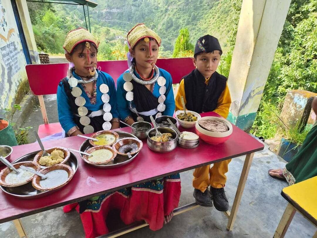 राजकीय प्राथमिक विद्यालय बेडुला में मनाया गया गढ़भोज दिवस
नारायणबगड़। विकासखंड नारायणबगड़ के राजकीय प्राथमिक विद्यालय बेडुला में गढ़भोज दिवस उत्साहपूर्वक मनाया गया। इस दौरान विद्यालय परिसर में उत्तराखंड के पारंपरिक पहाड़ी व्यंजनों की खुशबू से माहौल महक उठा।
मालू के पत्तों पर परोसे गए भड्डू की दाल, काफली, फाणू, चौंसा, लाल चावल, कोदे की रोटी, कोदे की बाड़ी और झंगोरे की खीर सहित विभिन्न पारंपरिक व्यंजनों का विद्यार्थियों, अभिभावकों और ग्रामीणों ने आनंद लिया।
ग्राम प्रधान उर्मिला देवी कंडारी ने कहा कि गढ़भोज दिवस का उद्देश्य नई पीढ़ी को उत्तराखंड की पारंपरिक खान-पान संस्कृति से जोड़ना और स्थानीय अनाज को बढ़ावा देना है। वहीं प्रधानाध्यापिका अनिता चंद्रवाल ने कहा कि स्थानीय पारंपरिक खाद्य पदार्थ हमारी संस्कृति के साथ-साथ स्वस्थ जीवनशैली का भी महत्वपूर्ण हिस्सा हैं।
कार्यक्रम में एसएमसी अध्यक्ष ऊषा नैनवाल, सुशीला देवी, मनोरमा देवी सहित विद्यालय के विद्यार्थी, अभिभावक और ग्रामीण मौजूद रहे।
#गढ़भोज #गढ़भोजदिवस #उत्तराखंड #नारायणबगड़ #पारंपरिकभोजन #पहाड़ीव्यंजन #स्थानीयअनाज #उत्तराखंडसंस्कृति #HimwantPradeshNews