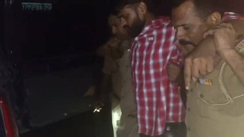 सुल्तानपुर पुलिस ने गोलीकांड में वांछित चल रहे बदमाश मुकेश को एनकाउंटर में किया गिरफ्तार। कब्जे से अवैध तमंचा कारतूस बाइक भी पुलिस ने किया बरामद। एसपी विनीत जायसवाल के आदेश पर पुलिस ने ऑपरेशन क्लीन के तहत की कार्रवाई।
#sultanpurnews #trending #viral #reels #nonfollowers #everyone #explore
