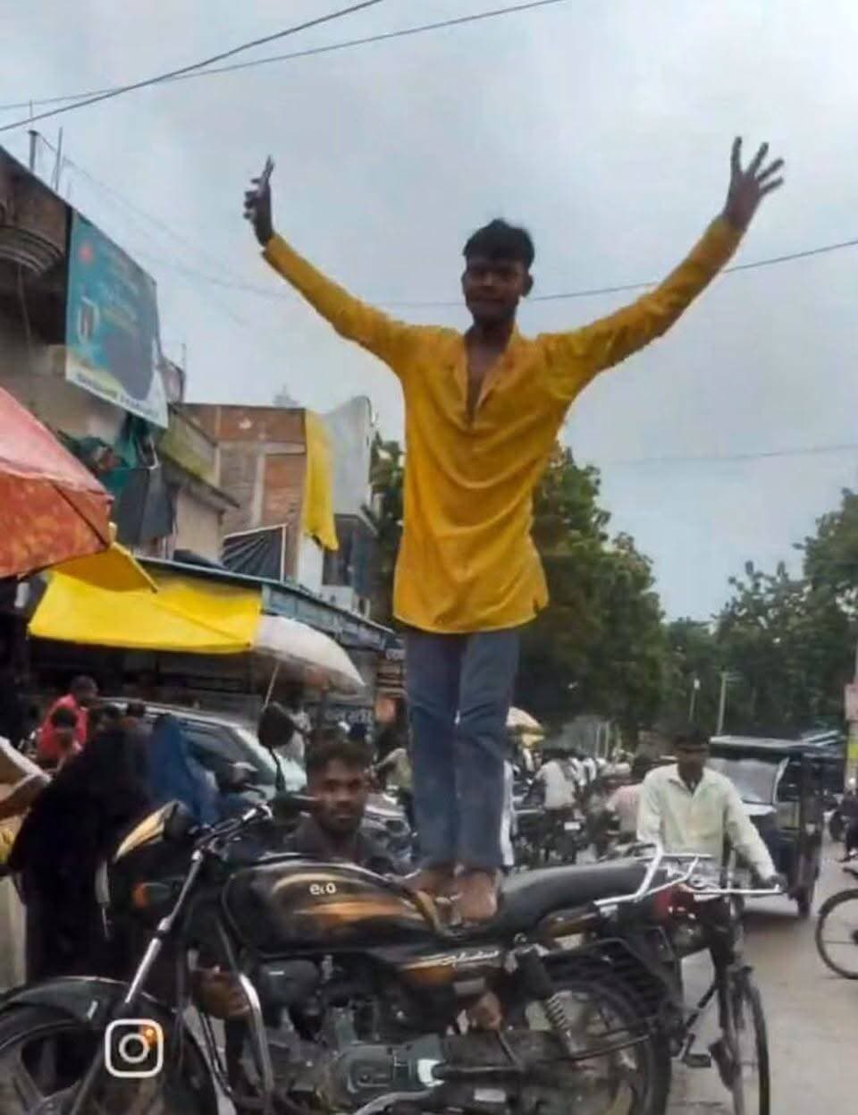 पुलिस ने उतारा रील का बुखार!
पट्टी के मुख्य चौराहे पर खतरनाक स्टंट, युवक का ₹17,000 का चालान
सोशल मीडिया पर वायरल होने की चाहत में सड़क पर जान जोखिम में डालकर स्टंट करना एक युवक को भारी पड़ गया।
पट्टी के मुख्य चौराहे पर एक युवक का बाइक पर खड़े होकर खतरनाक स्टंट करने का वीडियो सोशल मीडिया पर वायरल हुआ। वीडियो में युवक चौराहे के बीच बाइक खड़ी कर उस पर खड़े होकर करतब करता नजर आया।
राहगीर ने वीडियो बनाकर सोशल मीडिया पर डाल दिया। वीडियो पुलिस की नजर में आते ही कार्रवाई शुरू हुई। पुलिस ने वीडियो के आधार पर वाहन स्वामी के खिलाफ कार्रवाई करते हुए ₹17,000 का चालान काट दिया।
⚠️ सबक साफ है—रील के लिए सड़क पर स्टंट न करें। कुछ सेकंड के लाइक और व्यूज के चक्कर में अपनी और दूसरों की जान खतरे में डालना भारी पड़ सकता है।
#रीलबाजी #पट्टी #PattiPolice #Stunt #ViralVideo #TrafficSafety #UPPolice #प्रतापगढ़