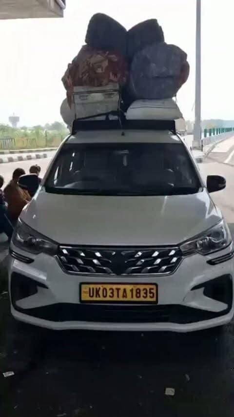 7 सीटर अर्टिगा में 16 सवारियां, ओवरलोडिंग का वीडियो वायरल
उत्तराखंड: पहाड़ी क्षेत्रों में टैक्सियां लोगों के लिए आवागमन का प्रमुख साधन हैं, लेकिन वाहनों में क्षमता से अधिक सवारियां बैठाने की तस्वीरें एक बार फिर सड़क सुरक्षा पर सवाल खड़े कर रही हैं। सोशल मीडिया पर सामने आए एक वीडियो में 7 सीटर अर्टिगा कार में करीब 16 लोगों के सवार होने का दावा किया जा रहा है।
वीडियो में देखा जा सकता है कि वाहन की निर्धारित सीटों के अलावा कुछ लोग एक-दूसरे की गोद में बैठे हैं। इतना ही नहीं, वाहन के पिछले हिस्से यानी डिक्की में भी लोगों के बैठे होने का दावा किया जा रहा है।
वाहन में क्षमता से अधिक सवारियां होने की स्थिति में अचानक ब्रेक लगने, वाहन के संतुलन बिगड़ने या पहाड़ी सड़क पर दुर्घटना होने की स्थिति में यात्रियों की सुरक्षा को लेकर गंभीर सवाल खड़े होते हैं।