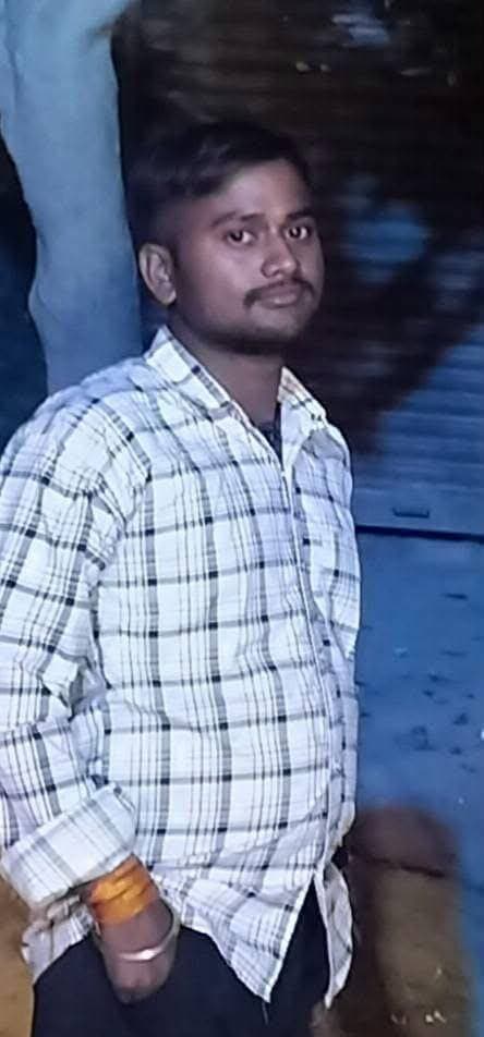 विशेष सूचना .....प्रेम शंकर(साहिल)की तलाश में सहयोग करें...!!
मढ़ौली जगदीशपुर निवासी श्री रमेश चंद्र उमरवैश्य जी, जो समाज में सदैव सक्रिय रहते हैं, उनके भतीजे प्रेम शंकर (साहिल)पिछले चार दिनों से घर से लापता हैं।
इस संबंध में रानीगंज थाने में गुमशुदगी दर्ज है और प्रशासन द्वारा अपने स्तर से आवश्यक कार्रवाई की जा रही है।
समाज के एक जिम्मेदार नागरिक होने के नाते आप सभी से विनम्र आग्रह है कि इस पोस्ट को अधिक से अधिक शेयर करें और दूर-दराज तक पहुंचाने का प्रयास करें, ताकि साहिल के संबंध में किसी को कोई जानकारी मिले तो परिवार तक सूचना पहुंच सके।
यदि किसी सज्जन को साहिल के बारे में किसी भी प्रकार की जानकारी प्राप्त हो, तो कृपया तत्काल परिवारजनों, संबंधित मोबाइल नंबर 8160173714 या हमसे 875681857 संपर्क करने की कृपा करें।
🙏 आपकी एक छोटी-सी मदद एक परिवार के लिए बहुत बड़ी उम्मीद बन सकती है।
साहिल के सकुशल घर लौटने की प्रार्थना। 🙏
