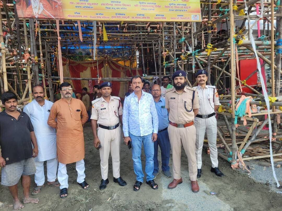 *दुर्गा पूजा पंडाल का अग्निशमन विभाग के जिला अग्निशमन पदाधिकारी महोदय ने किया निरीक्षण*
*मोतिहारी।* पूर्वी चम्पारण, मोतिहारी के अनुमंडल अग्निशमालय, मोतिहारी अंतर्गत राजा बाजार में बन रहे भव्य दुर्गा पूजा पंडाल का जिला अग्निशमन पदाधिकारी, मोतिहारी *मो० आरिफुज्जमा* के द्वारा सघन निरीक्षण किया गया।
निरीक्षण के दौरान उन्होंने पंडाल में अग्नि सुरक्षा के उपायों, विद्युत व्यवस्था, पंडाल की मजबूती एवं आपातकालीन निकास द्वार (Fire Exit) की गहनता से जाँच की। उन्होंने पूजा समिति के अध्यक्ष एवं सदस्यों को अग्नि सुरक्षा से संबंधित आवश्यक दिशा-निर्देश दिए।
जिला अग्निशमन पदाधिकारी ने निर्देश दिया कि पंडाल में दो अलग-अलग चौड़े निकास द्वार रखे जाएं, पर्याप्त संख्या में अग्निशमन यंत्र एवं बालू भरी बाल्टियाँ रखी जाएं, बिजली के तारों में ओवरलोडिंग न हो और पंडाल के अंदर धूम्रपान पूरी तरह वर्जित रखा जाए।
जिला अग्निशमन पदाधिकारी के साथ अग्निशमन कर्मी मुकेश पंडित तथा पंकज कुमार भी निरीक्षण में मौजूद रहे ।
Information & Public Relations Department, Government of Bihar