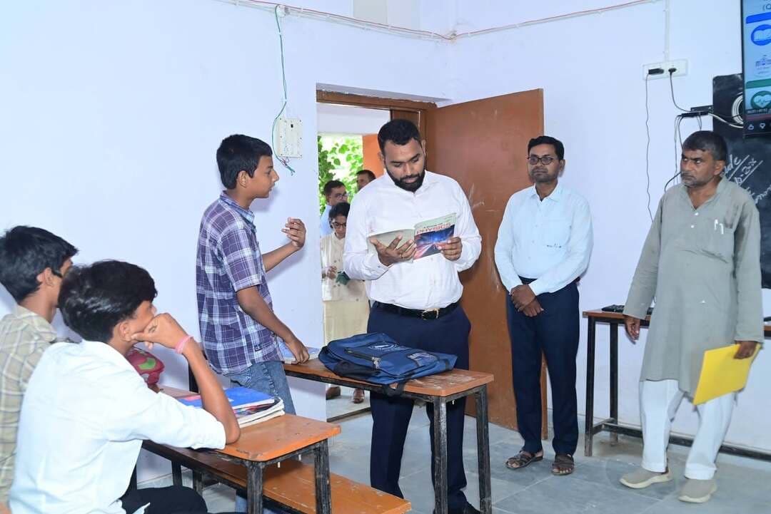 *शहीद भगत सिंह उच्चतर माध्यमिक विद्यालय (मॉडल स्कूल) कढ़ान बैरिया का जिलाधिकारी ने किया निरीक्षण*
*निरीक्षण के दौरान विद्यालय में चल रही पठन-पाठन को देखा गया एवं शिक्षा साथी ऐप के उपयोग की जानकारी प्राप्त की गई*
जिलाधिकारी श्री सौरभ सुमन यादव के द्वारा आज क्षेत्र भ्रमण के दौरान केसरिया अंचल के कढ़ान बैरिया स्थित उच्चतर माध्यमिक विद्यालय (मॉडल स्कूल)का औचक निरीक्षण किया गया। निरीक्षण के समय विद्यालय में सभी शिक्षक उपस्थित थे। विद्यालय में छात्रों की उपस्थिति भी अच्छी पाई गई।
विद्यालय में स्मार्ट क्लास का संचालन देखा गया। इस दौरान जिलाधिकारी ने बच्चों से इंटरेस्ट किया। बच्चों को उन्होंने गणित के प्रश्नों को हल करने का तरीका बताया। पढ़ाई के दौरान बच्चों से गणित के प्रश्न भी पूछे गए। जिलाधिकारी को खुद से क्लास लेते हुए देखकर बच्चे काफी उत्साहित थे।
जिलाधिकारी ने बच्चों को शिक्षा साथी ऐप के बारे में बताया और उसका भी उपयोग करने की सलाह दी।
विद्यालय भ्रमण के समय नगर आयुक्त श्री आशीष कुमार, सहायक समाहर्ता श्री राजकृष्ण झा,अनुमंडल पदाधिकारी चकिया शिवानी शुभम एवं प्रखंड विकास पदाधिकारी केसरिया उपस्थित थे।
Information & Public Relations Department, Government of Bihar Bihar Education Department