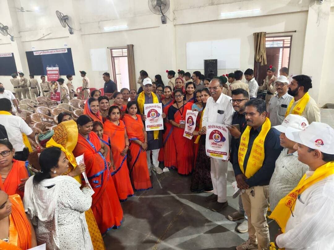 प्रधानमंत्री टीबी मुक्त भारत अभियान अंतर्गत JOSH कार्यक्रम संपन्न
प्रधानमंत्री टी.बी. मुक्त भारत अभियान के अंतर्गत भारत सरकार से प्राप्त निर्देशों के अनुपालन में जिले में JOSH कार्यक्रम का शुभारंभ को उत्कृष्ट विद्यालय के सभागृह में किया गया।
कार्यक्रम का शुभारंभ मुख्य अतिथि सांसद श्री सुधीर गुप्ता की उपस्थिति में मां सरस्वती की पूजा-अर्चना एवं अतिथियों के स्वागत के साथ किया गया।
कार्यक्रम में जिला पंचायत अध्यक्ष श्रीमती दुर्गा विजय पाटीदार, नगर पालिका अध्यक्ष श्रीमती रमा देवी बंशीलाल गुर्जर, पूर्व विधायक श्री यशपाल सिंह सिसोदिया सहित जनप्रतिनिधिगण, अधिकारीगण, समाजसेवी एवं गणमान्य नागरिक उपस्थित रहे।
कार्यक्रम के दौरान अतिथियों द्वारा निक्षय मित्र बनकर 50 टी.बी. मरीजों को फूड बास्केट का वितरण किया गया।
#Mandsaur
#मंदसौर