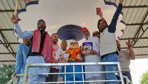 विधायक हो तो ऐसा कि आम कार्यकर्ता की तरह पार्टी के लिए मेहनत करे...
जय समाजवाद
Samajwadi Party Akhilesh Yadav Shyam Lal Pal Shivpal Singh Yadav Aditya Yadav
