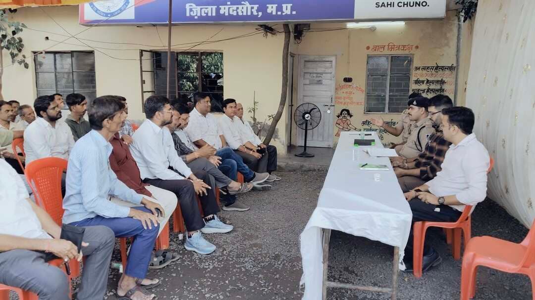 दलोदा ब्रेकिंग
दलौदा: आगामी त्योहारों को लेकर दलौदा थाना परिसर में शांति समिति की बैठक आयोजित की गई। बैठक में ,दलौदा थाना प्रभारी रविंद्र प्रताप सिंह डांगी,नायब तहसीलदार रवि पटेल सहित आसपास क्षेत्र के गरबा मंडल के अध्यक्ष एवं सामाजिक कार्यकर्ता राजनीतिक लोग एवं पत्रकार साथी मौजूद रहे बैठक में त्योहारों के दौरान शांति एवं कानून व्यवस्था बनाए रखने, जुलूस एवं आयोजनों को लेकर आवश्यक व्यवस्थाओं तथा आपसी सौहार्द बनाए रखने को लेकर चर्चा की जा रही है।*