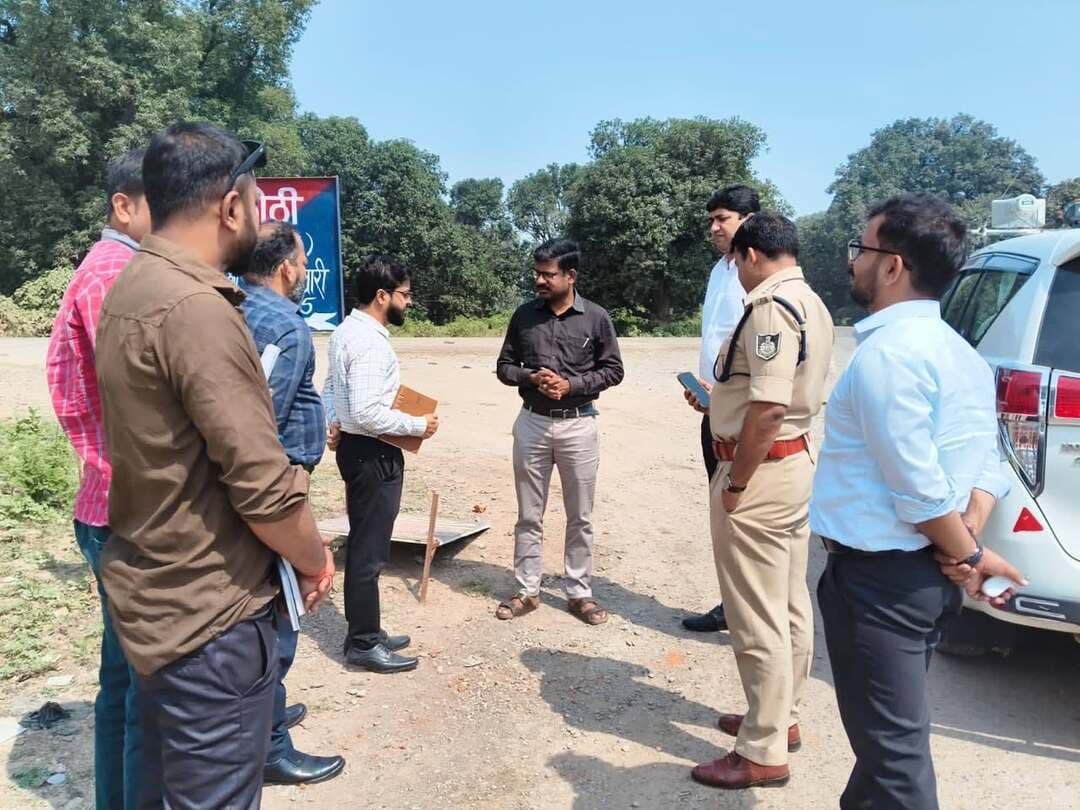 सतना कलेक्टर डॉ सतीश कुमार एस निकले चित्रकूट क्षेत्र के भ्रमण पर
सतना चित्रकूट रोड पर कोठी बाईपास का किया निरीक्षण
राष्ट्रीय राज मार्ग के अधिकारियों को बरसात के बाद क्षतिग्रस्त सड़क का मरम्मत कार्य शीघ्र प्रारंभ करने के दिए निर्देश।उन्होंने कहा कि चित्रकूट दीपावली मेला में लाखों श्रद्धालुओं को सुगम यातायात मुहैया कराने की दृष्टि से अक्टूबर माह के अंत तक पूरा करे सतना चित्रकूट रोड की रिपेयरिंग का कार्य। पुलिस अधीक्षक हंसराज सिंह, डी एफ ओ मयंक चांदीवाल , एस डी एम महिपाल सिंह गुर्जर भी भ्रमण के दौरान उपस्थित रहे।