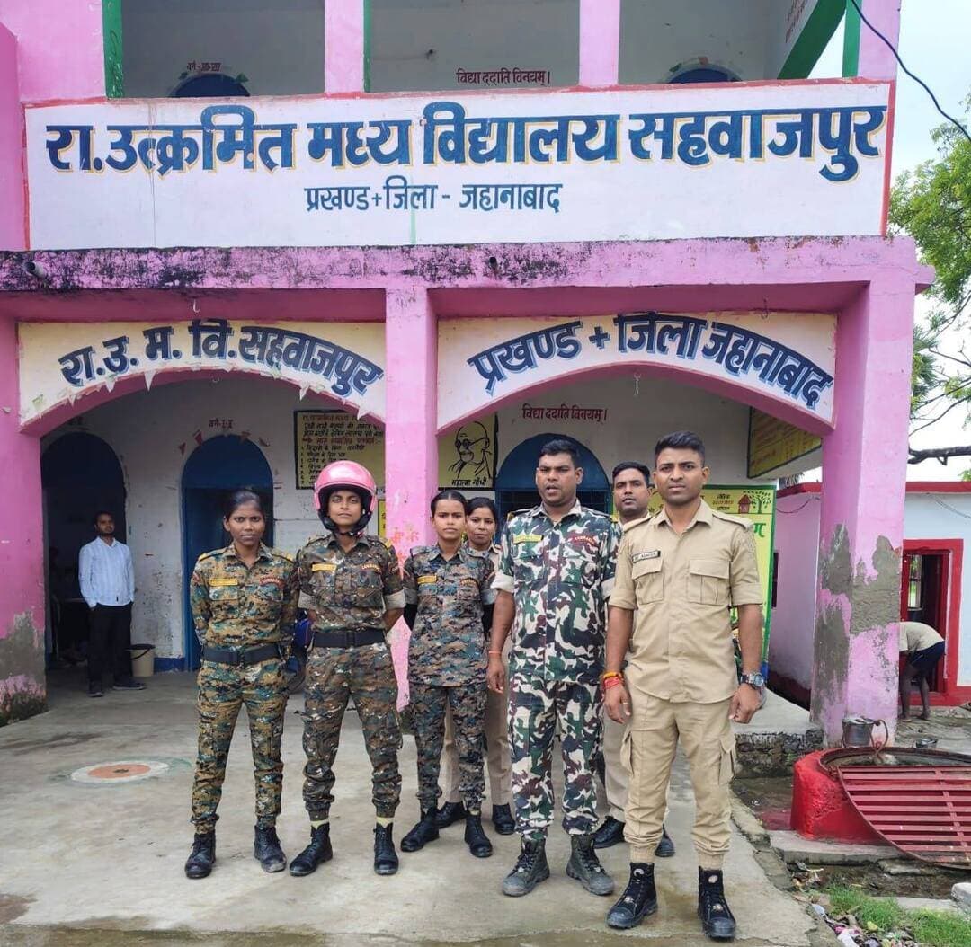 स्कूल, बाजार व संवेदनशील स्थानों पर ‘पुलिस दीदी’ की सघन गश्त
जहानाबाद : महिलाओं एवं बच्चियों की सुरक्षा को लेकर पुलिस प्रशासन लगातार सतर्कता बरत रहा है। पुलिस अधीक्षक के निर्देश पर ‘पुलिस दीदी’ की टीम बाइक एवं स्कूटी से जिले के विभिन्न क्षेत्रों में सघन गश्त कर रही है। टीम द्वारा स्कूलों, बाजारों और अन्य संवेदनशील स्थानों पर विशेष निगरानी रखी जा रही है।
गश्त के दौरान छात्राओं एवं बच्चों से संवाद कर उन्हें सुरक्षा के प्रति जागरूक किया जा रहा है। पुलिस टीम उन्हें किसी भी तरह की परेशानी होने पर तत्काल पुलिस से संपर्क करने के लिए प्रेरित कर रही है। महिला एवं बाल सुरक्षा को लेकर पुलिस की ओर से लगातार निगरानी और जागरूकता अभियान चलाया जा रहा है।