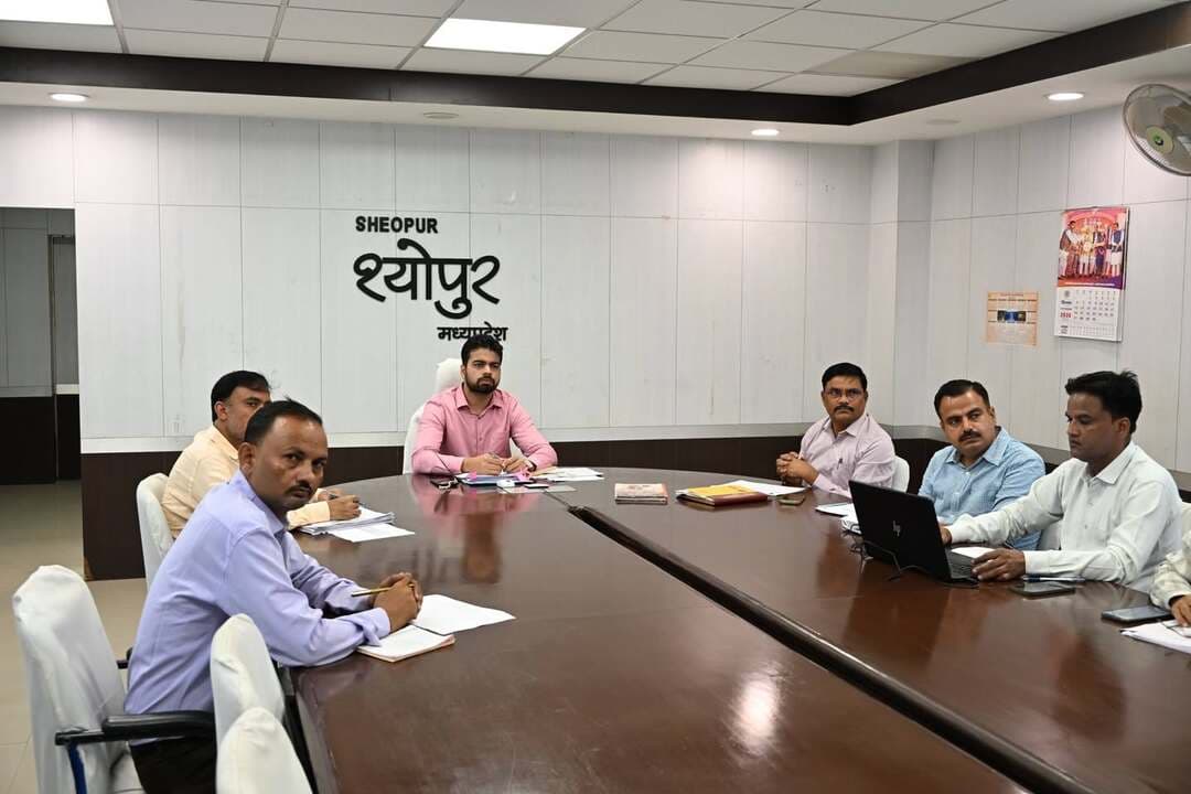 वीसी के माध्यम से ग्रामीण विकास विभाग की समीक्षा
-----
अपर मुख्य सचिव ग्रामीण विकास विभाग श्रीमती दीपाली रस्तोगी की अध्यक्षता में वीसी के माध्यम से ग्रामीण विकास विभाग की समीक्षा बैठक आयोजित की गई। बैठक में पंचायत राज अंतर्गत संचालित विभिन्न योजनाओं, ग्रामीण पेयजल आपूर्ति, स्वच्छ भारत मिशन, बीवी जीरामजी अंतर्गत श्रमिक नियोजन, नवीन कार्यो की स्वीकृति, एक बगिया मॉ के नाम योजना की प्रगति आदि बिन्दुओं पर समीक्षा की गई।
इसके साथ ही प्रधानमंत्री पोषण शक्ति निर्माण अंतर्गत एसएनए स्पर्श के माध्यम से रसोईयों के भुगतान, मध्यप्रदेश राज्य ग्रामीण आजीविका मिशन अंतर्गत लखपति दीदी के चिन्हांकन की प्रगति, प्रधानमंत्री आवास योजना ग्रामीण अंतर्गत किस्त जारी करने सहित महिला बाल विकास विभाग अंतर्गत पीएम जनमन योजना के तहत स्वीकृत आंगनबाडी भवनों के निर्माण की समीक्षा की गई।
वीसी के दौरान एनआईसी कक्ष श्योपुर में सीईओ जिला पंचायत श्री कार्तिकेय जायसवाल, एसीईओ डॉ अजय उपाध्याय, परियोजना अधिकारी श्री विक्रम जाट, श्री पीएस राजपूत आदि उपस्थित थे।
-
CM Madhya Pradesh
Jansampark Madhya Pradesh
Panchayat, Rural Development and Social Welfare Department of Madhya Pradesh
#JansamparkMP
#sheopur
