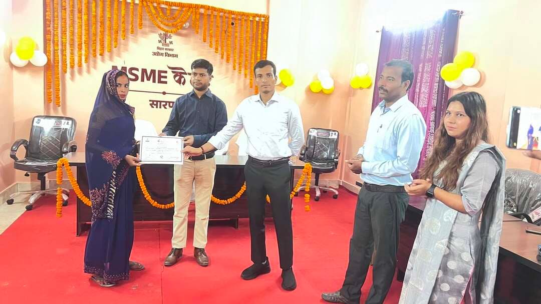 माननीय मुख्यमंत्री, श्री सम्राट चौधरी, बिहार की अध्यक्षता में राज्यस्तरीय MMUY (मुख्यमंत्री उद्यमी योजना) कार्यक्रम एवं MSME केंद्रों का शुभारंभ,
सारण जिले में VC के माध्यम से जिलाधिकारी एवं उप विकास आयुक्त की सहभागिता।
छपरा, दिनांक 8 अक्टूबर 2026
बिहार के माननीय मुख्यमंत्री श्री सम्राट चौधरी द्वारा राज्यस्तर पर आयोजित मुख्यमंत्री उद्यमी योजना (MMUY) के अंतर्गत एक दिवसीय उन्मुखीकरण एवं प्रथम किस्त वितरण कार्यक्रम के अवसर पर राज्य के सभी जिलों में जिला उद्योग केंद्रों (DIC) के अंतर्गत MSME केंद्रों का शुभारंभ किया गया। इस राज्यस्तरीय कार्यक्रम में सारण जिले की सहभागिता वीडियो कॉन्फ्रेंसिंग (VC) के माध्यम से रही।
इस अवसर पर सारण के जिलाधिकारी श्री वैभव श्रीवास्तव, IAS एवं उप विकास आयुक्त श्री लक्ष्मण तिवारी, IAS वीडियो कॉन्फ्रेंसिंग के माध्यम कार्यक्रम में सम्मिलित हुए।
महाप्रबंधक जिला उद्योग केंद्र सारण छपरा ने जानकारी दी कि
कार्यक्रम के क्रम में सारण जिले में RAMP (Raising and Accelerating MSME Performance) कार्यक्रम के अंतर्गत उद्यमिता विकास प्रशिक्षण (EDP) सफलतापूर्वक पूर्ण करने वाले लाभार्थियों के बीच उप विकास आयुक्त, सारण की उपस्थिति में प्रमाण-पत्र वितरित किए गए।