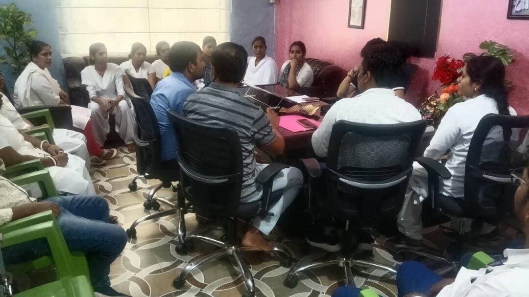 बाढ़ प्रभावित इलाकों में मेडिकल कैंप से मिल रही स्वास्थ्य सेवाएं
छपरा। बाढ़ का पानी उतरने के बाद प्रभावित लोगों के स्वास्थ्य की निगरानी को लेकर सारण में मेडिकल कैंप लगातार लगाए जा रहे हैं। मकेर, परसा, अमनौर, पानापुर, तरैया और दरियापुर के प्रभावित क्षेत्रों में स्वास्थ्य विभाग की टीमें कैंप के माध्यम से लोगों की जांच कर रही हैं।
मेडिकल कैंप में बीमार लोगों की स्वास्थ्य जांच के साथ आवश्यकतानुसार दवाएं और चिकित्सकीय परामर्श उपलब्ध कराया जा रहा है। बाढ़ के बाद होने वाली संभावित स्वास्थ्य समस्याओं को देखते हुए स्वास्थ्य कर्मियों को प्रभावित क्षेत्रों में सक्रिय रखा गया है।
जिला प्रशासन के निर्देश पर मेडिकल टीमों द्वारा प्रभावित इलाकों की स्थिति पर लगातार नजर रखी जा रही है, ताकि जरूरतमंद लोगों को समय पर उपचार और स्वास्थ्य सेवाएं मिल सकें।