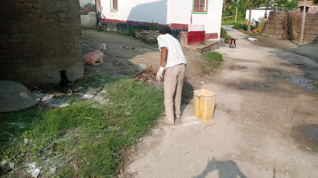 बाढ़ प्रभावित क्षेत्रों में मोबाइल पशु चिकित्सा इकाइयों द्वारा डोर-टू-डोर पशु चिकित्सा सेवा
- बाढ़ प्रभावित क्षेत्रों में पशुधन की सुरक्षा एवं पशुपालकों को आवश्यक पशु चिकित्सा सुविधा उपलब्ध कराने के उद्देश्य से मोबाइल पशु चिकित्सा इकाइयों (MVU) द्वारा आज विभिन्न प्रभावित क्षेत्रों में डोर-टू-डोर पशु चिकित्सा सेवा एवं उपचार उपलब्ध कराया गया।
- सोनपुर, इसुआपुर एवं मकेर की MVU द्वारा मकेर प्रखंड के बाढ़ प्रभावित क्षेत्रों में घर-घर पहुंचकर पशुओं का उपचार एवं आवश्यक चिकित्सा सेवा प्रदान की गई।
- अमनौर, परसा, तरैया, पानापुर एवं दरियापुर की MVU द्वारा अपने-अपने प्रखंडों के बाढ़ प्रभावित क्षेत्रों में पहुंचकर पशुओं का उपचार एवं पशुपालकों को आवश्यक चिकित्सा परामर्श उपलब्ध कराया गया।
- बाढ़ प्रभावित क्षेत्रों में पशुपालकों तक चिकित्सा सुविधा की पहुंच सुनिश्चित करने के लिए सभी संबंधित MVU द्वारा सक्रिय रूप से क्षेत्र भ्रमण करते हुए अधिक से अधिक पशुपालकों एवं पशुओं को सेवा प्रदान की गई।
- बाढ़ की वर्तमान स्थिति को देखते हुए मोबाइल पशु चिकित्सा इकाइयों को अलर्ट मोड में रखा गया है, ताकि आवश्यकता के अनुसार किसी भी बाढ़ प्रभावित क्षेत्र में तत्काल पशु चिकित्सा सेवा उपलब्ध कराई जा सके।