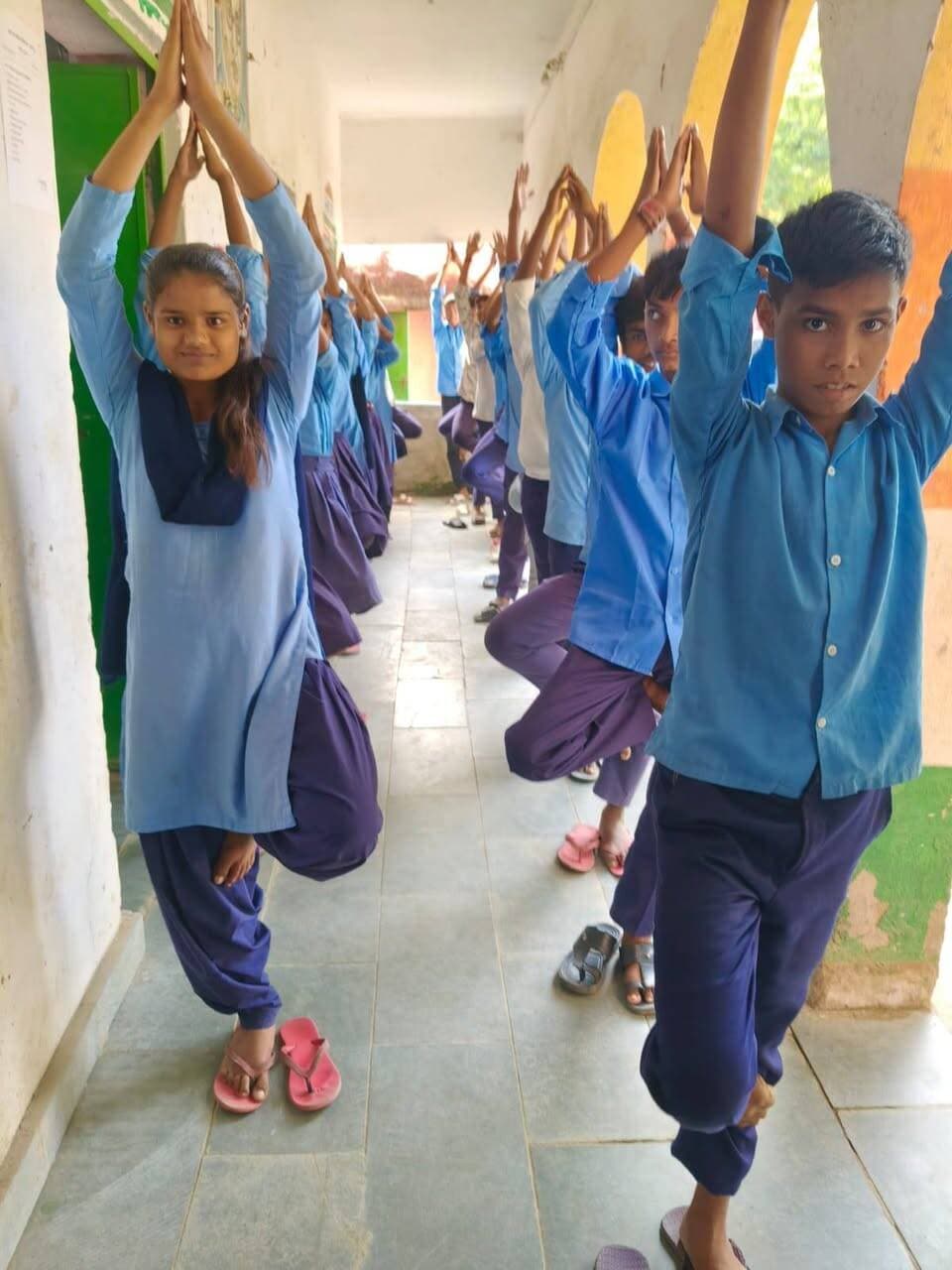 ‘सेवा संकल्प अभियान’ के तहत सारण के सभी विद्यालयों में योग, ध्यान एवं ‘फिट इंडिया’ खेल सत्र का आयोजन
विभागीय निर्देशों के आलोक में एवं जिलाधिकारी, सारण के दिशा-निर्देश में चल रहे ‘सेवा संकल्प अभियान’ के तहत आज सारण जिले के सभी विद्यालयों में छात्र-छात्राओं के शारीरिक एवं मानसिक स्वास्थ्य को बढ़ावा देने के उद्देश्य से योग एवं ध्यान तथा ‘फिट इंडिया’ खेल सत्र का आयोजन किया गया।
इस अवसर पर विद्यालयों में छात्र-छात्राओं ने उत्साहपूर्वक भाग लेते हुए योग एवं ध्यान का अभ्यास किया तथा विभिन्न खेल गतिविधियों में हिस्सा लिया। योग एवं ध्यान के माध्यम से विद्यार्थियों को स्वस्थ जीवनशैली, एकाग्रता एवं मानसिक संतुलन के महत्व के बारे में जागरूक किया गया, वहीं ‘फिट इंडिया’ खेल सत्र के माध्यम से नियमित शारीरिक गतिविधियों एवं खेलों को अपने दैनिक जीवन का हिस्सा बनाने के लिए प्रेरित किया गया।
‘सेवा संकल्प अभियान’ के तहत आयोजित इन गतिविधियों का उद्देश्य बच्चों में स्वस्थ जीवनशैली, अनुशासन, एकाग्रता, टीम भावना एवं खेल के प्रति सकारात्मक दृष्टिकोण विकसित करना है। जिले के विभिन्न विद्यालयों में शिक्षकों के मार्गदर्शन में आयोजित इन कार्यक्रमों में छात्र-छात्राओं ने बढ़-चढ़कर भाग लिया और स्वस्थ एवं सक्रिय जीवन के प्रति अपना संकल्प दोहराया।
कार्यक्रम के दौरान विद्यालयों के शिक्षक एवं संबंधित पदाधिकारी उपस्थित रहे तथा विद्यार्थियों को नियमित रूप से योग, ध्यान एवं खेल गतिविधियों से जुड़ने के लिए प्रोत्साहित किया गया। पूरा कार्यक्रम उत्साहपूर्ण एवं सकारात्मक वातावरण में संपन्न हुआ।