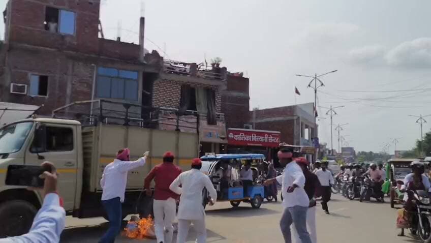 महाराजगंज में ‘संविधान बचाओ, लोकतंत्र बचाओ’ के नारे, सपा कार्यकर्ताओं ने किया विरोध प्रदर्शन
महाराजगंज। चुनाव प्रक्रिया में वोटों को लेकर सामने आई कथित अनियमितताओं के विरोध में समाजवादी पार्टी के कार्यकर्ताओं ने महाराजगंज जिला मुख्यालय पर प्रदर्शन किया। कार्यकर्ताओं ने ‘संविधान बचाओ, लोकतंत्र बचाओ, वोट बचाओ, देश बचाओ’ के नारे लगाते हुए अपनी आवाज बुलंद की।
प्रदर्शन के दौरान कार्यकर्ताओं ने मुख्य चुनाव आयुक्त ज्ञानेश कुमार के पुतले का दहन कर विरोध दर्ज कराया। उन्होंने चुनाव प्रक्रिया में पारदर्शिता और निष्पक्षता सुनिश्चित करने के साथ मतदाताओं के अधिकारों की पूरी तरह रक्षा किए जाने की मांग की।
सपा कार्यकर्ताओं ने कहा कि वोट जनता का अधिकार, लोकतंत्र की ताकत और संविधान देश की पहचान है। उन्होंने चुनाव प्रक्रिया में किसी भी प्रकार की कथित अनियमितता को दूर कर निष्पक्ष व्यवस्था सुनिश्चित करने की मांग उठाई।