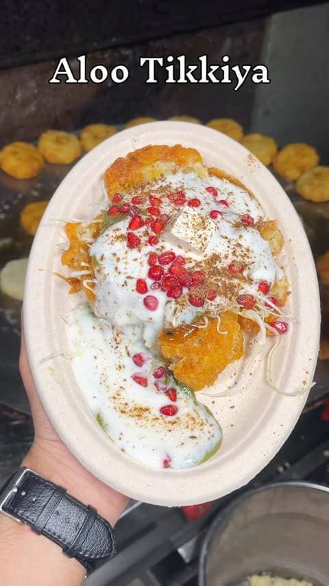 Desi Ghee loaded Aloo Tikki !!! Tag your friends who like Tikki
Apke yahan isse kya kehte hai??
📍Raju Chaat Bhandar, Bharat Nagar
#viralreels #delhistreetfood #alootikki #chaat #delhifoodie