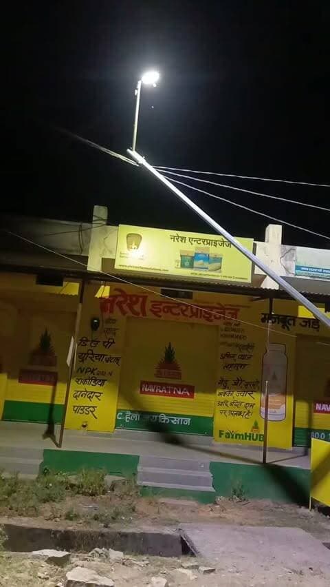 🚨 धनेतकलां में आज ही गिरी नई रोड लाइट!
अज्ञात कारणों के चलते रोड लाइट गिरकर तारों के सहारे झूल रही है। कभी भी बड़ा हादसा हो सकता है। वहीं मुख्य तिराहे पर, जहां बड़ी लाइट की सबसे ज्यादा जरूरत थी, वहां अभी भी अंधेरा है। ग्रामीणों ने प्रशासन से जल्द व्यवस्था सुधारने की मांग की है।