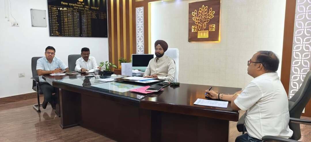 03-सारण शिक्षक निर्वाचन 2026 के सफल संचालन को लेकर जिला निर्वाचन पदाधिकारी ने की तैयारियों की समीक्षा।
सभी कोषांगों को निर्वाचन संबंधी कार्यों को ससमय एवं पूरी तत्परता के साथ निष्पादित करने का निर्देश।
जिला निर्वाचन पदाधिकारी-सह-जिला पदाधिकारी, श्री तरनजोत सिंह की अध्यक्षता में आज कार्यालय प्रकोष्ठ में 03-सारण शिक्षक निर्वाचन 2026 के सफल, निष्पक्ष एवं शांतिपूर्ण संचालन को लेकर सभी कोषांगों के वरीय पदाधिकारी एवं नोडल पदाधिकारियों के साथ समीक्षा बैठक आयोजित की गयी।
बैठक में निर्वाचन की तैयारियों से संबंधित विभिन्न कोषांगों द्वारा अब तक की गयी कार्रवाई एवं प्रगति की विस्तृत समीक्षा की गयी। इस दौरान कार्मिक कोषांग, प्रशिक्षण कोषांग, सामग्री कोषांग, मतपत्र एवं मतपेटिका कोषांग, परिवहन कोषांग, आदर्श आचार संहिता-सह-विधि व्यवस्था कोषांग, मीडिया एवं एमसीएमसी कोषांग सहित अन्य कोषांगों के कार्यों की समीक्षा की गयी।
इसके साथ ही शिकायत अनुश्रवण-सह-कम्प्युटराईजेशन, एसएमएस, लाइव वीडियो स्ट्रीमिंग, ऑनलाइन रिपोर्टिंग/सुविधा, समाधान, सुगम, सी-विजिल, व्यय लेखा, कम्युनिकेशन प्लान, जिला नियंत्रण कक्ष/हेल्पलाइन, जिला निर्वाचन एवं सिंगल विंडो कोषांग द्वारा की जा रही तैयारियों की भी समीक्षा की गयी।
जिला निर्वाचन पदाधिकारी ने कहा कि सभी कोषांग अपने-अपने दायित्वों का गंभीरतापूर्वक निर्वहन करते हुए निर्धारित समय-सीमा के भीतर सभी तैयारियां पूर्ण करें। निर्वाचन आयोग के दिशा-निर्देशों एवं निर्धारित प्रोटोकॉल का अक्षरशः अनुपालन सुनिश्चित किया जाए।
उन्होंने निर्देश दिया कि निर्वाचन से संबंधित प्रत्येक व्यवस्था की बारीकी से समीक्षा कर यह सुनिश्चित किया जाए कि मतदान प्रक्रिया के दौरान किसी प्रकार की कठिनाई उत्पन्न न हो। साथ ही, आवश्यक मानव संसाधन, सामग्री, परिवहन, संचार एवं तकनीकी व्यवस्थाओं को समय से दुरुस्त रखने का निर्देश दिया गया।
जिला निर्वाचन पदाधिकारी ने संबंधित पदाधिकारियों को निर्वाचन कार्य में सतर्कता, पारदर्शिता एवं निष्पक्षता बनाए रखने तथा सौंपे गये दायित्वों का पूरी जिम्मेदारी के साथ निर्वहन करने को कहा।
उप निर्वाचन पदाधिकारी, श्री लालबहादुर राय ने बैठक में 03-सारण शिक्षक निर्वाचन 2026 के निर्धारित निर्वाचन कार्यक्रम की जानकारी देते हुए बताया कि निर्वाचन की अधिसूचना 29 सितंबर 2026 को जारी की गयी है। नामांकन दाखिल करने की अंतिम तिथि 06 अक्टूबर 2026 निर्धारित थी तथा नामांकन पत्रों की संवीक्षा 07 अक्टूबर 2026 को की गयी। अभ्यर्थिता वापस लेने की अंतिम तिथि 09 अक्टूबर 2026 निर्धारित है। मतदान 23 अक्टूबर 2026 को प्रातः 08.00 बजे से अपराह्न 04.00 बजे तक होगा। मतगणना 27 अक्टूबर 2026 को की जाएगी तथा 31 अक्टूबर 2026 तक निर्वाचन प्रक्रिया पूर्ण कर ली जाएगी।
बैठक में उप विकास आयुक्त, श्री काजले वैभव नितिन, अपर समाहर्ता, श्री राजीव रंजन सिन्हा, अपर समाहर्ता-सह-जिला लोक शिकायत निवारण पदाधिकारी, श्री अनिल कुमार सिन्हा, वरीय उप समाहर्ता, श्रीमती रोचना माद्री, विशेष कार्य पदाधिकारी, जिला गोपनीय शाखा, श्री सुजीत कुमार, उप निर्वाचन पदाधिकारी, श्री लालबहादुर राय, सहायक निदेशक, अल्पसंख्यक कल्याण, श्री अब्दुल रशीद, जिला पंचायती राज पदाधिकारी, श्री सौरभ आलोक, जिला परिवहन पदाधिकारी, श्री अमित राज, जिला सांख्यिकी पदाधिकारी, श्री नंदलाल चैधरी, एनईपी, श्री पुरुषोत्तम त्रिवेदी, जिला सूचना एवं विज्ञान पदाधिकारी, शिवानी आनंद सहित अन्य पदाधिकारी उपस्थित थे।
Information & Public Relations Department, Government of Bihar
Election Commission of India
Chief Electoral Officer, Bihar