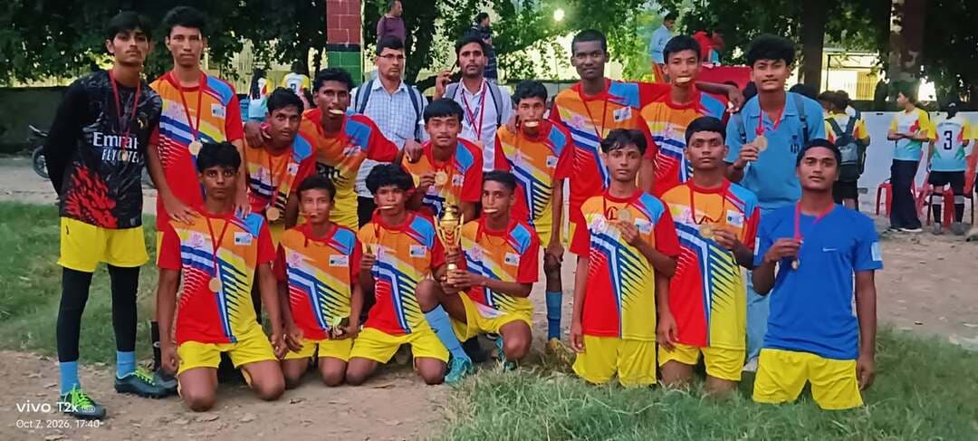 प्रमंडल स्तरीय खेलकूद प्रतियोगिता में पश्चिम चंपारण का शानदार प्रदर्शन।
एथलेटिक्स, हैंडबॉल, फुटबॉल, ताइक्वांडो और कुश्ती में खिलाड़ियों ने लहराया परचम, बालक-बालिका टीमों ने जिले का बढ़ाया मान।
प्रमंडल स्तरीय खेलकूद प्रतियोगिता 2026-27 में पश्चिम चंपारण के खिलाड़ियों ने शानदार प्रदर्शन करते हुए जिले का नाम रोशन किया है। विभिन्न खेल विधाओं में जिले के बालक एवं बालिका खिलाड़ियों ने उत्कृष्ट खेल प्रतिभा का प्रदर्शन करते हुए कई पदक अपने नाम किए। वहीं कई टीमों ने विजेता एवं उपविजेता का खिताब हासिल कर जिले की खेल प्रतिभा का दमखम दिखाया।
अंडर-14 एथलेटिक्स प्रतियोगिता में पश्चिम चंपारण के खिलाड़ियों ने शानदार प्रदर्शन करते हुए चैंपियन का खिताब अपने नाम किया। व्यक्तिगत स्पर्धाओं में भी जिले के खिलाड़ियों का दबदबा रहा। बालिका वर्ग में 600 मीटर दौड़ में बिंदिया ने स्वर्ण पदक हासिल किया। 400 मीटर दौड़ में रितिका ने उत्कृष्ट प्रदर्शन किया, जबकि दीपिका ने 100 मीटर दौड़ और लॉन्ग जंप में प्रथम स्थान प्राप्त कर स्वर्ण पदक अपने नाम किया। हाई जंप में निरजला ने स्वर्ण पदक हासिल किया।
बालक वर्ग में 600 मीटर दौड़ में सबरे आलम ने स्वर्ण पदक जीता। वहीं 400 मीटर दौड़ एवं हाई जंप में रितिक शर्मा ने शानदार प्रदर्शन करते हुए स्वर्ण पदक हासिल किया।
अंडर-17 फुटबॉल प्रतियोगिता में पश्चिम चंपारण ने उल्लेखनीय प्रदर्शन किया। बालक एवं बालिका दोनों वर्गों की टीमों ने विजेता का खिताब हासिल कर जिले को दोहरी सफलता दिलाई।
अंडर-17 बालिका हैंडबॉल में भी पश्चिम चंपारण की टीम ने शानदार खेल का प्रदर्शन करते हुए विजेता बनने का गौरव हासिल किया। वहीं अंडर-14 बालिका कबड्डी में टीम ने बेहतरीन प्रदर्शन करते हुए उपविजेता का स्थान प्राप्त किया।
अंडर-14 बालिका वॉलीबॉल में भी पश्चिम चंपारण की टीम ने शानदार खेल भावना और संघर्ष का परिचय देते हुए उपविजेता का खिताब हासिल किया।
ताइक्वांडो में पश्चिम चंपारण के खिलाड़ियों ने शानदार प्रदर्शन करते हुए कुल 3 स्वर्ण, 6 रजत एवं 15 कांस्य पदक हासिल किए। वहीं कुश्ती में खिलाड़ियों ने अपनी प्रतिभा का शानदार प्रदर्शन करते हुए 11 स्वर्ण एवं 2 रजत पदक अपने नाम किए। कुश्ती में मिली यह उपलब्धि जिले के खिलाड़ियों की मजबूत खेल क्षमता और निरंतर मेहनत को दर्शाती है।
खेलकूद प्रतियोगिताओं के साथ-साथ योग में भी पश्चिम चंपारण के खिलाड़ियों ने उत्कृष्ट प्रदर्शन किया। अंडर-14, अंडर-17 एवं अंडर-19 के बालक एवं बालिका वर्गों को मिलाकर कुल 9 प्रतिभागियों का प्रमंडल स्तर पर चयन किया गया है। चयनित खिलाड़ी अब राज्य स्तर पर पश्चिम चंपारण का प्रतिनिधित्व करेंगे।
प्रभारी जिला खेल पदाधिकारी श्री राकेश कुमार ने इस शानदार उपलब्धि पर जिले के सभी खिलाड़ियों को बधाई एवं शुभकामनाएं दीं। उन्होंने खिलाड़ियों के उज्ज्वल भविष्य की कामना करते हुए कहा कि प्रमंडल स्तर पर चयनित खिलाड़ी अब राज्य स्तरीय प्रतियोगिताओं में पश्चिम चंपारण का प्रतिनिधित्व करेंगे।
पश्चिम चंपारण के खिलाड़ियों के इस शानदार प्रदर्शन से खेल प्रेमियों, प्रशिक्षकों एवं अभिभावकों में खुशी का माहौल है। विभिन्न खेल विधाओं में खिलाड़ियों की उपलब्धियों ने एक बार फिर साबित किया है कि पश्चिम चंपारण में खेल प्रतिभाओं की भरपूर संभावनाएं हैं और उचित अवसर एवं मार्गदर्शन मिलने पर जिले के खिलाड़ी राज्य एवं राष्ट्रीय स्तर पर भी अपनी पहचान बनाने में सक्षम हैं।
जिला पदाधिकारी, पश्चिम चंपारण श्री तरनजोत सिंह ने प्रमंडल स्तरीय खेलकूद प्रतियोगिता में जिले के खिलाड़ियों के शानदार प्रदर्शन पर प्रसन्नता व्यक्त करते हुए सभी खिलाड़ियों, प्रशिक्षकों एवं संबंधित अधिकारियों को हार्दिक बधाई एवं शुभकामनाएं दी हैं। उन्होंने खिलाड़ियों के उज्ज्वल भविष्य की कामना करते हुए कहा कि पश्चिम चंपारण के खिलाड़ियों ने अपनी प्रतिभा, मेहनत और उत्कृष्ट प्रदर्शन से जिले का मान बढ़ाया है।
#samratchoudhary
#cmsamrat
Information & Public Relations Department, Government of Bihar
Art, Culture and Youth Department, Government of Bihar