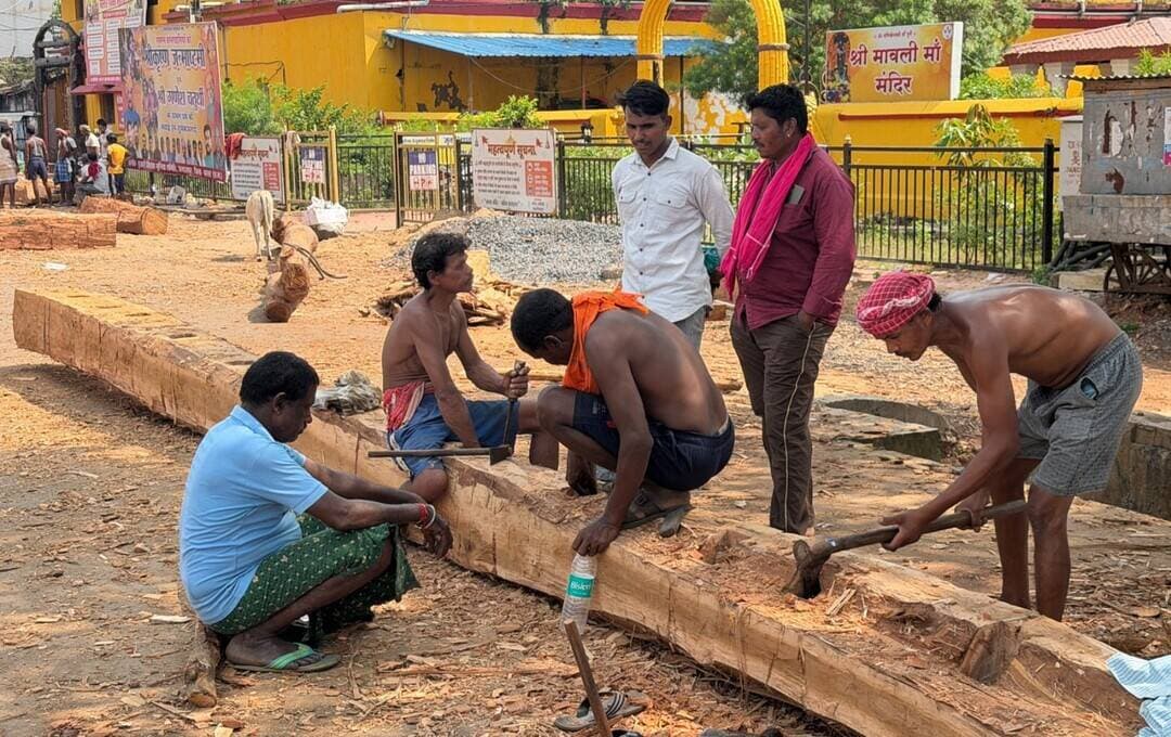 बस्तर दशहरा: परंपरा को आकार देते ग्रामीण कारीगर
विश्व प्रसिद्ध बस्तर दशहरा की तैयारियां जोरों पर हैं। पर्व के मुख्य आकर्षण आठ पहियों वाले विशाल विजय रथ का निर्माण झाड़ उमरगांव और बेड़ा उमरगांव के पारंपरिक कारीगरों द्वारा पूरी गति से किया जा रहा है।
बिना आधुनिक मशीनों और तकनीकी माप-जोख के, कारीगर पीढ़ियों से चली आ रही शिल्पकला और आस्था के साथ भारी-भरकम काष्ठ लट्ठों को तराशकर विशाल रथ का स्वरूप दे रहे हैं।
बस्तर दशहरा की अनूठी परंपरा के अनुसार विजय रथ की परिक्रमा की जिम्मेदारी किलेपाल क्षेत्र के माड़िया समुदाय के युवाओं को दी जाती है।
यह सिर्फ एक रथ नहीं, बल्कि बस्तर की परंपरा, आस्था और पीढ़ियों पुराने हुनर का जीवंत स्वरूप है।
#BastarDussehra #Bastar #बस्तर_दशहरा