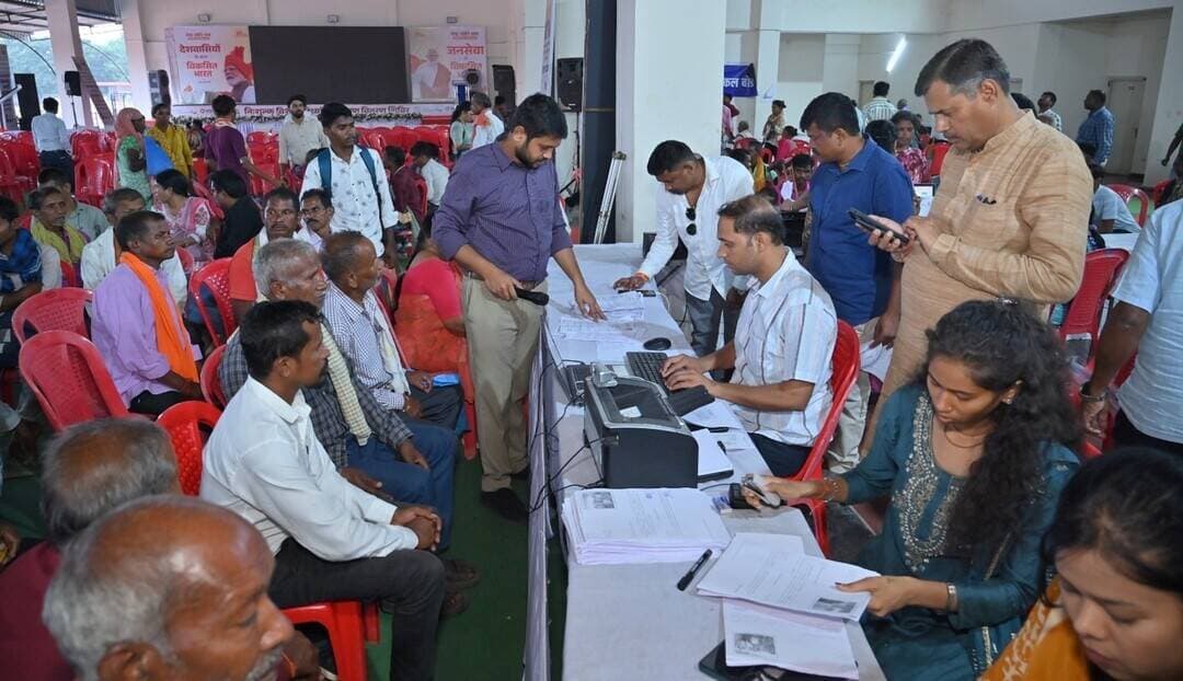 आत्मनिर्भरता की ओर बढ़े 1,648 कदम ♿
सेवा संकल्प अभियान के तहत बस्तर में आयोजित तीन दिवसीय संभाग स्तरीय दिव्यांग शिविर सफलतापूर्वक संपन्न हुआ।
5 से 7 अक्टूबर तक आयोजित इस शिविर में संभाग के 1,648 दिव्यांगजनों को उनकी जरूरत के अनुसार सहायक उपकरण उपलब्ध कराए गए।
♿ 100 व्हीलचेयर
🚲 86 ट्राईसाइकिल
🦻 222 श्रवण यंत्र
🦿 66 कृत्रिम हाथ-पैर
🦯 90 बैसाखी
🚶 10 वॉकर
🦯 25 छड़ियां
इसके साथ 260 दिव्यांग प्रमाण पत्र भी बनाए गए।
सहायक उपकरण मिलने से दिव्यांगजनों के आवागमन और दैनिक कार्यों में सुगमता बढ़ी है, वहीं आत्मनिर्भरता की दिशा में उनके कदम और मजबूत हुए हैं।
सहयोग से सुविधा, सुविधा से आत्मविश्वास और आत्मविश्वास से आत्मनिर्भरता।
#SevaSankalpAbhiyan #सेवा_संकल्प_अभियान