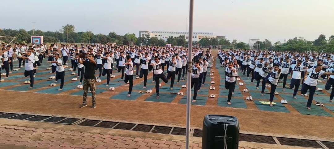 🔸संपूर्ण जिले में हुआ योग एवं ध्यान सत्र का संचालन
🔸जिला आयुष विभाग उज्जैन की 35 संस्थाओं के माध्यम से
13,882 नागरिक, छात्र एवं छात्राएं हुए लाभान्वित
🔸आयुर्वेद एवं योग को अपनाने के लिए ली गई शपथ
उज्जैन, 8अक्टूबर। सेवा संकल्प अभियान 2026 के क्रम में जिला प्रशासन के निर्देशानुसार "सेवा मेरा योगदान अभियान" का आयोजन जिला आयुष कार्यालय द्वारा जिला आयुष अधिकारी डॉ. मनीषा पाठक के नेतृत्व में 7 अक्टूबर को किया गया। इसके अंतर्गत जिले के सभी 6 विकासखंडों में योग एवं ध्यान सत्र आयोजित किए गए।
🔸उज्जैन विकासखंड में अभियान के अंतर्गत नोडल अधिकारी डॉ. जितेंद्र जैन द्वारा योग एवं ध्यान सत्र का मुख्य कार्यक्रम पुलिस ट्रेनिंग स्कूल में आयोजित किया गया। सत्र में डॉ. जैन द्वारा विभिन्न योग आसनों एवं ध्यान का अभ्यास कराया गया तथा योग के शारीरिक, मानसिक एवं आध्यात्मिक महत्व की जानकारी दी गई। अष्टांग योग के आठ अंग यम, नियम, आसन, प्राणायाम, प्रत्याहार, धारणा, ध्यान एवं समाधि से अवगत कराया गया। साथ ही नियमित योग अभ्यास से एकाग्रता, आत्म नियंत्रण, मानसिक संतुलन एवं सकारात्मक सोच विकसित होने की भी जानकारी दी गई।
🔸पीएम श्री केंद्रीय विद्यालय उज्जैन में डॉ. श्वेता गुजराती ने आयुर्वेद के सिद्धांत स्वस्थ स्वास्थ्यरक्षण एवं आतुरस्य विकार प्रशमन के संदर्भ में स्वस्थ जीवन में योग की उपयोगिता पर प्रकाश डाला तथा विद्यार्थियों को योग को दैनिक जीवन का हिस्सा बनाने का संदेश दिया। अंत में योग एवं आयुर्वेद को अपनाने की शपथ ली गई।
🔸इस अवसर पर योग सत्र का संचालन श्री श्रीकांत पैठने एवं श्रीमती श्रुति पैठने द्वारा कराया गया। जिला आयुष विभाग द्वारा संचालित सभी 6 विकासखंडों की 35 संस्थाओं के माध्यम से कुल 13,882 लाभार्थी हुए।
🔸इस मौके पर पुलिस ट्रेनिंग स्कूल उज्जैन, पीएम श्री केंद्रीय विद्यालय उज्जैन, उच्च शिक्षा विभाग, जिला शिक्षा कार्यालय द्वारा संचालित संस्थाओं, स्वयंसेवी संस्थाओं, महिला पतंजलि योग समिति मध्य प्रदेश पश्चिम, ब्रह्मकुमारी आश्रम, गायत्री शक्तिपीठ, भारत स्वाभिमान ट्रस्ट उज्जैन, योग संस्थान, युवा भारत समिति आदि संस्थाओं का विशेष सहयोग रहा।
Department of Sports & Youth Welfare, Madhya Pradesh
Directorate of Health Services, Madhya Pradesh
Ujjain Commissioner
CM Madhya Pradesh
Jansampark Madhya Pradesh