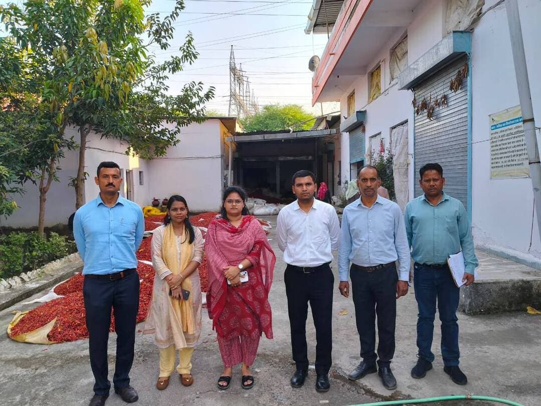 ‘‘राजस्व अधिकारियों ने खाद्य सुरक्षा विभाग के साथ खाद्य प्रतिष्ठानों पर की छापेमार कार्यवाही’’
कलेक्टर श्री किशोर कुमार कन्याल के निर्देशानुसार डिप्टी कलेक्टर देवांशु शिवहरे एवं महिमा चौधरी एवं तहसीलदार मयंक तिवारी एवं आरती गौतम की टीम ने खाद्य सुरक्षा अधिकारी एवं श्रम विभाग अधिकारियों के साथ कुशमौदा इण्डस्ट्रीयल एरिया गुना में खाद्य प्रतिष्ठानों के औचक निरीक्षण एवं छापेमार कार्यवाही की। कुशमौदा इण्डस्ट्रीयल एरिया स्थित फर्म कृष्णा मसाला उद्योग पर राजस्व विभाग की टीम ने निरीक्षण कर धनिया, मिर्ची एवं हल्दी पावडर के सैम्पल भरवाये। राजस्व अधिकारियों द्वारा फेक्ट्री संचालक को फायर सेफ्टी लगवाने की हिदायत दी गई एवं श्रम विभाग अधिकारियों द्वारा भी प्रकरण बनाया गया। अरोरा फूड्स इण्डस्ट्रीज पर टीम द्वारा निरीक्षण किए जाने पर फेक्ट्री में फायर सेफ्टी, गंदगी पाये जाने, कर्मचारियों के मेडीकल फिटनेस एवं अन्य कमियाँ पाये जाने पर फेक्ट्री संचालक को नोटिस दिया गया। श्रम अधिकारियों द्वारा भी प्रकरण बनाया गया। खाद्य सुरक्षा अधिकारियों द्वारा ब्रेड, पाव एवं क्रीम रोल के सैम्पल भरे गये। सभी सैम्पल लेकर जाँच हेतु राज्य खाद्य परीक्षण प्रयोगशाला भोपाल भेजे गये हैं। कलेक्टर जिला गुना के निर्देशानुसार जिले में मिलावट के विरूद्ध जांच एवं सैम्पल कार्यवाही निरंतर जारी है।
#Guna CM Madhya Pradesh Jansampark Madhya Pradesh Gwalior Commissioner Panchayat, Rural Development and Social Welfare Department of Madhya Pradesh
