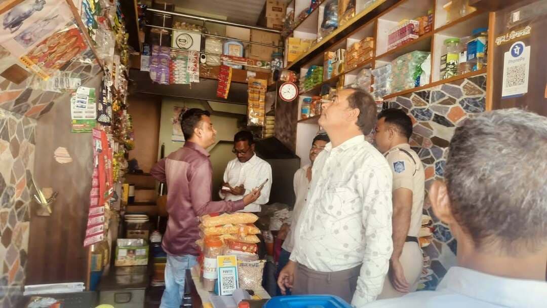 शामगढ़ तहसील के चंदवासा में राजस्व विभाग कार्यपालक मजिस्ट्रेट भीमसिंह खराड़ी और खाद्य विभाग FSO की टीम ने खाद्यान्न सामग्री दुकान की जांच की गई,मिर्ची,हल्दी,एवं धनिया पावडर साथ मसाला कि वैधता समाप्त होने पर सामग्री को नष्ट करवाया,साथ ही भटूनी में सांची दूध डेरी पर दूध की जांच कि गईं,आगामी त्यौहारों को देखते हुए खाद्य विभाग की टीम द्वारा जांच की...