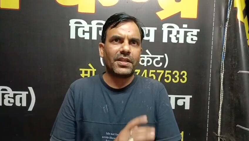 जनसत्ता दल के युवा जिलाध्यक्ष दिनेश तिवारी एडवोकेट को फोन पर जान से मारने की धमकी का आरोप
प्रतापगढ़। जनसत्ता दल लोकतांत्रिक युवा प्रकोष्ठ के जिलाध्यक्ष एवं पूर्व छात्र नेता दिनेश तिवारी एडवोकेट ने कोतवाली नगर पुलिस को प्रार्थना पत्र देकर फोन पर जान से मारने की धमकी मिलने का आरोप लगाया है।
तहरीर के मुताबिक, दिनेश तिवारी के मोबाइल फोन पर एक व्यक्ति द्वारा कथित रूप से जान से मारने की धमकी दी गई। इसके साथ ही सोशल मीडिया और फेसबुक के माध्यम से गाली-गलौज, अभद्रता एवं आपत्तिजनक टिप्पणियां किए जाने का भी आरोप लगाया गया है।
दिनेश तिवारी ने पुलिस से मामले की गंभीरता से जांच कराने की मांग की है। उन्होंने संबंधित मोबाइल नंबर और सोशल मीडिया अकाउंट/आईडी की जांच कर आरोपी की पहचान करने तथा दोषी के खिलाफ आवश्यक कानूनी कार्रवाई किए जाने की मांग की।
उन्होंने कहा कि इस प्रकार की धमकी और अभद्रता को नजरअंदाज नहीं किया जाना चाहिए। मामले की निष्पक्ष जांच कर दोषी के विरुद्ध कार्रवाई होनी चाहिए।
Pratapgarh Police