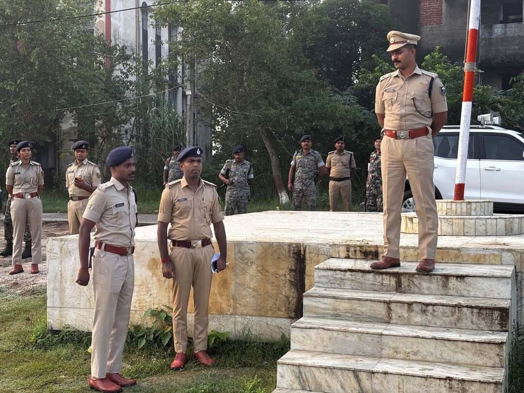 पुलिस अधीक्षक ने साप्ताहिक परेड का किया निरीक्षण, जवानों को दिए निर्देश
जहानाबाद : पुलिस अधीक्षक कोटा किरण कुमार ने शुक्रवार को पुलिस केंद्र में आयोजित साप्ताहिक परेड का निरीक्षण किया। इस दौरान उन्होंने पुलिस बल के टर्नआउट, अनुशासन और शारीरिक दक्षता का जायजा लिया। परेड के दौरान पुलिसकर्मियों की कार्यशैली और अनुशासन पर विशेष ध्यान दिया गया।
पुलिस अधीक्षक ने पदाधिकारियों एवं जवानों का उत्साहवर्धन करते हुए उन्हें पूरी कर्तव्यनिष्ठा और अनुशासन के साथ जिम्मेदारियों का निर्वहन करने का निर्देश दिया। उन्होंने पुलिसकर्मियों को उच्च स्तरीय व्यावसायिक दक्षता बनाए रखने और आम लोगों की सेवा को प्राथमिकता देने की बात कही। साथ ही पुलिस बल को अपनी कार्यशैली में सजगता, तत्परता और जवाबदेही बनाए रखने के लिए आवश्यक दिशा-निर्देश दिए।
