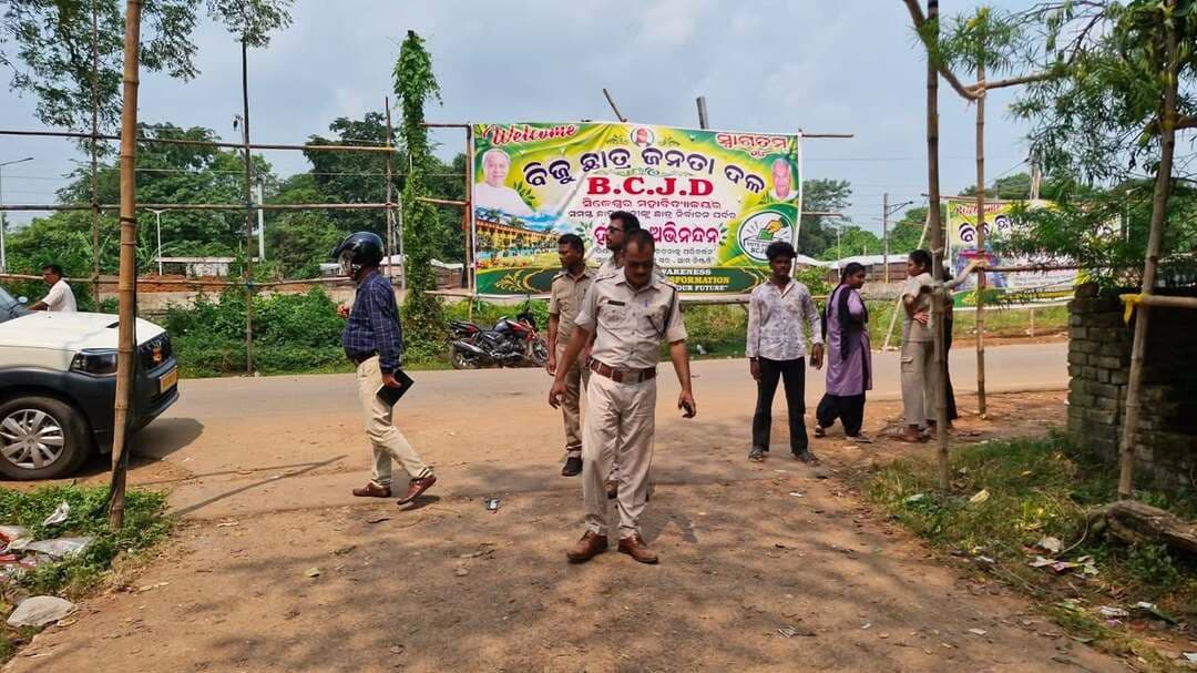 ସ୍ଥିତି ଅନୁଧ୍ୟାନ କଲେ ପ୍ରଶାସନ
ବାଲେଶ୍ୱର ଜିଲ୍ଲା ବସ୍ତା ବ୍ଲକ ଅନ୍ତର୍ଗତ ଅମର୍ଦାରୋଡ଼ ମହାବିଦ୍ୟାଳୟ ରେ ଛାତ୍ରଛାତ୍ରୀ ମାନେ ନିର୍ବାଚନ ପାଇଁ ନମିନେସନ ଦାଖଲ କରିଛନ୍ତି l ବସ୍ତା ପ୍ରଶାସନ ପକ୍ଷରୁ ସ୍ଥିତି ଅନୁଧ୍ୟାନ କରାଯାଇଛି
Surajtv Surajtv Odia #spbaleswar #dmbalasore #collegeelectio