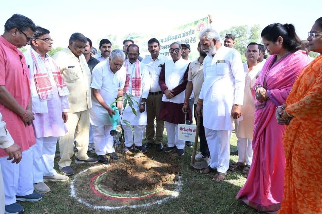 #सेवा_संकल्प_अभियान
'सेवा मेरा योगदान' कार्यक्रम के तहत आज शिवपुरी के ग्राम लुधावली में पर्यावरण संरक्षण के उद्देश्य से वृहद वृक्षारोपण कार्यक्रम का आयोजन किया गया। विधायक श्री देवेंद्र जैन, जिला पंचायत अध्यक्ष श्रीमती नेहा अमित यादव,पूर्व विधायक श्री प्रहलाद भारती सहित अन्य जनप्रतिनिधिगणों ने पौधारोपण किया। वन मंडलाधिकारी श्री सुधांशु यादव, जिला पंचायत सीईओ श्री विजय राज सहित प्रशासन और वन विभाग की टीम की सहभागिता रही।
स्कूली छात्रों ने भी पौधे लगाकर पर्यावरण संरक्षण का संकल्प लिया।
#SevaSankalpAbhiyan
#shivpuri