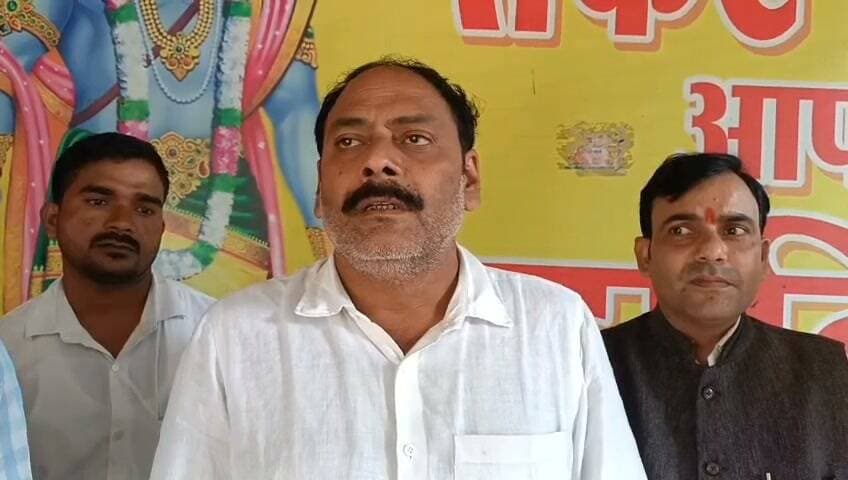 प्रेस विज्ञप्ति
दिनेश तिवारी को जान से मारने की धमकी के मामले में अधिवक्ताओं ने एसपी से की मुलाकात,
एसपी ने तत्काल मुकदमा दर्ज करने और गिरफ्तारी के दिए निर्देश
प्रतापगढ़। जनसत्ता दल लोकतांत्रिक युवा प्रकोष्ठ के जिलाध्यक्ष एवं पूर्व छात्र नेता दिनेश तिवारी एडवोकेट को फोन पर जान से मारने की धमकी देने तथा सोशल मीडिया पर अभद्र टिप्पणियां किए जाने के मामले में अधिवक्ताओं के एक प्रतिनिधिमंडल ने पुलिस अधीक्षक प्रतापगढ़ से मुलाकात कर आरोपी के विरुद्ध कड़ी कानूनी कार्रवाई और दिनेश तिवारी को सुरक्षा प्रदान किए जाने की मांग की।
प्रतिनिधिमंडल में जूनियर बार एसोसिएशन के पूर्व महामंत्री जयप्रकाश मिश्रा ‘जेपी’, वर्तमान महामंत्री कौशलेश कुमार त्रिपाठी, कांग्रेस पार्टी के जिलाध्यक्ष एवं अधिवक्ता डॉ नीरज त्रिपाठी, वरिष्ठ अधिवक्ता हरीश शुक्ला, गौरव तिवारी, आशुतोष तिवारी, विनोद कुमार,राजकुमार यादव , विकास तिवारी, सुमित तिवारी, एवं नागेंद्र पटेल सहित दर्जनों अधिवक्ता एवं बार एसोसिएशन के पदाधिकारी शामिल रहे। सभी ने प्रकरण को गंभीर बताते हुए निष्पक्ष जांच कराकर दोषी के विरुद्ध शीघ्र कार्रवाई की मांग उठाई। कार्रवाई न होने पर आंदोलन की चेतावनी भी दी।
दिनेश तिवारी एडवोकेट ने बताया कि इस संबंध में उन्होंने 08 अक्टूबर 2026 की रात्रि को थाना कोतवाली नगर, प्रतापगढ़ में प्रार्थना पत्र देकर कार्रवाई की मांग की थी। उन्होंने पुलिस अधीक्षक के समक्ष अपनी सुरक्षा को लेकर भी चिंता व्यक्त की।
पुलिस अधीक्षक ने दिया कार्रवाई का आश्वासन
प्रतिनिधिमंडल से मुलाकात के दौरान पुलिस अधीक्षक ने मामले में तत्काल मुकदमा दर्ज करने का आदेश दिया तथा आरोपी की जल्द से जल्द गिरफ्तारी सुनिश्चित करने के निर्देश दिए। पुलिस अधी
#NewsUpdate #newsfeed #pratapgarh #pratapgarhnews #nonfollowers #explorepage