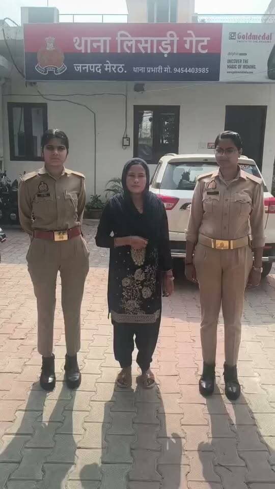मेरठ में अवैध संबंधों के शक में पति नदीम पर चाकू से हमला कर गंभीर रूप से घायल करने के आरोप में पुलिस ने शबनम बेगम को गिरफ्तार किया है। बताया जा रहा है कि दोनों का निकाह करीब साढ़े सात साल पहले हुआ था और संतान न होने को लेकर दंपती के बीच तनाव था। पुलिस मामले की जांच कर रही है।
#NewsUpdate #newsfeed #viral #nonfollowers #explorepage