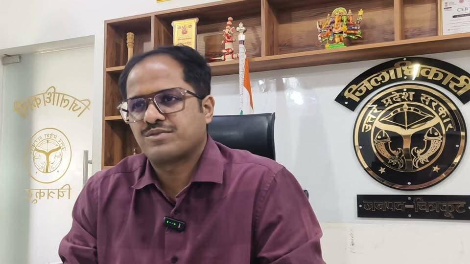#चित्रकूट
उत्तर प्रदेश सरकार ने टाटा के साथ मिलकर आईटीआई (ITI) मानिकपुर में आधुनिक लैब्स स्थापित करवाई हैं, जहाँ प्रशिक्षक नियुक्त किए जा रहे हैं । डीएम के अनुसार ऐसी उन्नत लैब्स सामान्य डिग्री कॉलेजों या अन्य स्कूलों में भी देखने को नहीं मिलती हैं। उपलब्ध अत्याधुनिक तकनीकें और मशीनें । इन लैब्स में कई आधुनिक सुविधाएं उपलब्ध हैं
👉3D प्रिंटिंग: कंप्यूटर में डेटा और मटेरियल डालकर विभिन्न प्रकार के सामान/मूर्तियां आदि तैयार की जा सकती हैं
👉लेज़र कटिंग (Laser cutting) मशीनें
👉सीएनसी (CNC) मशीनें
👉स्प्रे पेंट मशीनें.
👉इलेक्ट्रिक वाहन (EV) रिपेयरिंग और सामान्य वाहनों की मरम्मत की अत्याधुनिक तकनीकें एवं मशीनें
वर्तमान में आईटीआई में सीटें खाली हैं, इसलिए इच्छुक युवा अपना दाखिला करा सकते हैं।
जिलाधिकारी पुलकित गर्ग ने साझा की जानकारी