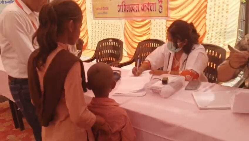 कछार पुरवा में सेवा का संगम: 328 ग्रामीणों की निशुल्क स्वास्थ्य जांच, 80 को मिला चश्मा
ग्रामीणों के चेहरे पर लौटी मुस्कान: निशुल्क चश्मा पाकर बोले - अब साफ दिख रहा है
चित्रकूट । प्रधानमंत्री नरेंद्र मोदी के सेवा संकल्प अभियान के तहत पीएम श्री कंपोजिट विद्यालय कछार पुरवा में विकास पथ सेवा संस्थान के सौजन्य से निशुल्क स्वास्थ्य एवं नेत्र परीक्षण शिविर का आयोजन किया गया जिसमें मुख्य अतिथि के रूप में जिला सहकारी बैंक बांदा चित्रकूट के अध्यक्ष पंकज अग्रवाल रहे।
शिविर में 328 ग्रामीण लाभान्वित हुए इनमें 80 लोगों को निशुल्क चश्मा वितरण श्री सद्गुरु नेत्र चिकित्सालय की ओर से किया गया, डेढ़ सौ लोगों का नेत्र परीक्षण हुआ जिन्हें आई ड्रॉप व दवाएं निशुल्क प्रदान की गई। इसी क्रम में डांस फाउंडेशन की ओर से सभी व्यक्तियों महिला पुरुष बच्चों का स्वास्थ्य परीक्षण किया गया
डॉक्टर रवीना चंदेल एसपीओ अरबाब हुसैन ने करीब साढे 328 लोगों का स्वास्थ्य परीक्षण किया और विभिन्न प्रकार की जांच अत्यधिक मशीनों से लैस मोबाइल पैथोलॉजी में कराई गई इसके बाद दवाएं निशुल्क बांटी गई आईटी राज पटेल फार्मासिस्ट मयंक मिश्रा और धीरेंद्र सैनी ने स्वास्थ्य शिविर में ग्रामीणों की भरपूर मदद की। शिविर का उद्घाटन मुख्य अतिथि सहकारी बैंक के अध्यक्ष पंकज अग्रवाल, विशिष्ट अतिथि अधिशासी अधिकारी राज किशोर प्रसाद, व्यापार मंडल के जिला मंत्री ऋषि आर्य,एवं खंड शिक्षा अधिकारी अतुल दत्त तिवारी ने मां सरस्वती के चित्र पर पूजन करके किया। अंत में हरिसंकरी पौध का रोपण भी भक्ति भावना के साथ किया गया।
चीफ गेस्ट पंकज अग्रवाल ने कहा कि प्रधानमंत्री नरेंद्र मोदी के जन्मदिन के उपलक्ष में विभिन्न प्रकार के सेवा संबंधी कार्यक्रम आयोजित किये जा रहे हैं यहां भी आज निशुल्क स्वास्थ्य शिविर का आयोजन करके लोगों को स्वास्थ्य सुविधाओं का लाभ दिया गया इसके लिए उन्होंने विद्यालय की प्रधानाध्यापिका और पूरे स्टाफ के इस प्रयास की सराहना की है।
विशिष्ट अतिथि खंड शिक्षा अधिकारी ने कहा कि विद्यालयों में इस तरह की आयोजन होने से छात्रों शिक्षको और अभिभावकों को एक ही जगह लाभ मिल जाता है उन्होंने कहा कि ग्रामीण क्षेत्रों में स्वास्थ्य सेवाएं घर पर लोगों को दी गई इसके लिए आयोजक बधाई के पात्र हैं। विकास पथ सेवा संस्थान के डॉक्टर प्रभाकर सिंह ने कहा कि वह शिक्षा स्वास्थ्य और पर्यावरण के क्षेत्र में लगातार सेवा शिविर करके लोगों को जागरूक करने का काम कर रहे हैं
यहां पर करीब 328 लोगों को स्वास्थ्य सुविधाओं का लाभ मिला इसके लिए हंस फाउंडेशन और सद्गुरु नेत्र चिकित्सालय की टीम का योगदान सराहनीय रहा।
इस मौके पर अतिथियों ने जब ग्रामीणों को निशुल्क चश्मा चश्मा दिए तो उनकी खुशी का ठिकाना न रहा। अतिथियों का स्वागत छात्रा पूजा और पूर्णिमा द्वारा किया गया स्मृति चिन्ह भी भेंट किया। प्रधानाध्यापिका रचना यादव ने सभी अतिथियों का स्वागत एवं आभार प्रदर्शन किया।
शिविर के सफल आयोजन में सभासद शंकर प्रसाद यादव, ग्राम प्रधान प्रेम नारायण सिंह कमला देवी, विकास पथ सेवा संस्थान के सचिव डॉक्टर प्रभाकर सिंह पूर्व प्रधान बुदुल सिंह प्रधानाध्यापिका श्रीमती रचना यादव सुशील पांडे रंजना चंदेल ममता सिंह सरला सिंह विद्यासागर सिंह दीपा प्रियंका द्विवेदी गीतांजलि संजू यादव मंजू तिवारी नीलम सविता उषा मुन्नीबाई रज्जी भाई का सराहनीय योगदान रहा।