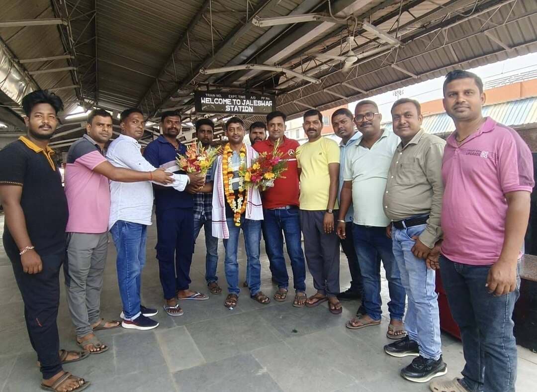 ବାୟୁ ସେନାରୁ ଅବସର ପରେ ବୀର ଯବାନ ଙ୍କୁ ନିଜ ମାଟିରେ ଭବ୍ୟ ସ୍ୱାଗତ।
ଦେଶ ସେବାରେ ଜୀବନର 20 ବର୍ଷ ଦେଇ ନିଜ ମାଟିକୁ ଫେରିଛନ୍ତି ବସ୍ତା ବ୍ଲକ ଭେଲୋରା ମାଟିର ବୀର ପୁଅ ସରଜେଣ୍ଟ ଅବନୀ କୁମାର ମହାନ୍ତି। ତାଙ୍କ ଆଗମନରେ ପୁରା ଗାଁ ଦୁଲୁକି ଉଠିଛି। ଭାରତୀୟ ବାୟୁ ସେନାରେ ସରଜେଣ୍ଟ ଭାବେ ଦୀର୍ଘ ୨୦ ବର୍ଷ ଧରି ନିଷ୍ଠାର ସହ ସେବା କରି ଅବସର ଗ୍ରହଣ କରିଛନ୍ତି ଶ୍ରୀଯୁକ୍ତ ମହାନ୍ତି।
Surajtv Surajtv Odia