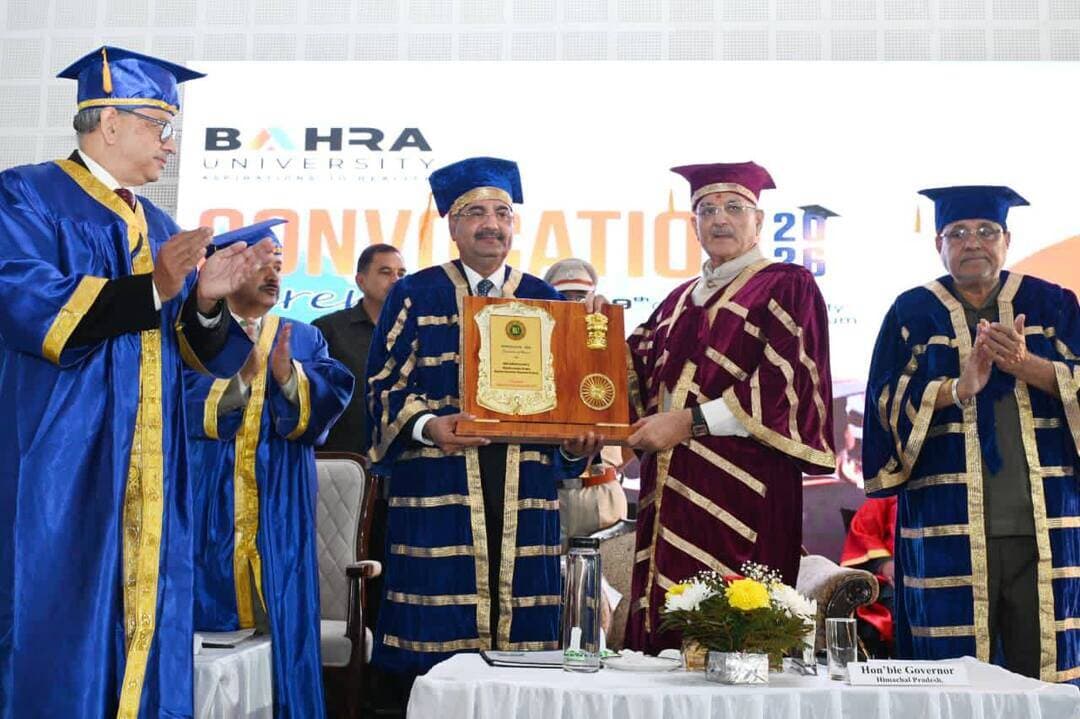 बाहरा विश्वविद्यालय के दीक्षांत समारोह में 577 विद्यार्थियों को मिली डिग्रियां
राज्यपाल कविंदर गुप्ता बोले—नौकरी मांगने वाले नहीं, नौकरी देने वाले बनें युवा
सोलन स्थित बाहरा विश्वविद्यालय में दीक्षांत समारोह-2026 का आयोजन किया गया। हिमाचल प्रदेश के राज्यपाल कविंदर गुप्ता ने मुख्य अतिथि के रूप में शिरकत करते हुए 577 विद्यार्थियों को डिग्रियां प्रदान कीं। इस दौरान उन्होंने युवाओं से विकसित भारत के निर्माण में सक्रिय योगदान देने और उद्यमिता को अपनाने का आह्वान किया।
बाहरा विश्वविद्यालय, सोलन के दीक्षांत समारोह में विद्यार्थियों की शैक्षणिक उपलब्धियों का सम्मान किया गया। राज्यपाल कविंदर गुप्ता ने कहा कि युवा देश की सबसे बड़ी ताकत हैं और विकसित भारत के लक्ष्य को हासिल करने में उनकी भूमिका अहम है। उन्होंने युवाओं से नौकरी तलाशने के बजाय रोजगार के नए अवसर पैदा करने वाले उद्यमी बनने की अपील की। समारोह में रायट-बाहरा समूह के अध्यक्ष गुरविंदर सिंह बाहरा, कुलपति प्रो. आर. पी. नैंटा सहित कई गणमान्य व्यक्ति मौजूद रहे। विश्वविद्यालय प्रबंधन ने विद्यार्थियों की सफलता में अभिभावकों और शिक्षकों के योगदान को भी सराहा।
न्यूज टुडे हिमाचल ब्यूरो, सोलन।