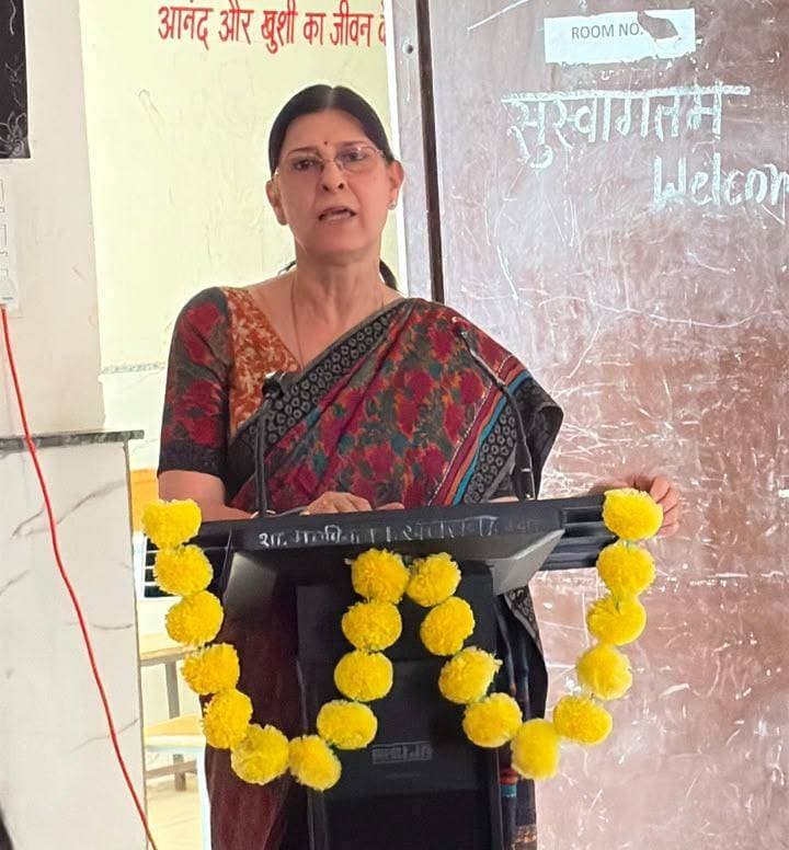 *साइबर सुरक्षा, डिजिटल सावधानी एवं सुरक्षित नागरिकता विषय पर व्याख्यान कार्यक्रम आयोजित*
इंदौर, 9 अक्टूबर 2026
शासकीय महाविद्यालय खजराना, इंदौर में सेवा संकल्प अभियान के अंतर्गत “साइबर सुरक्षा, डिजिटल सावधानी एवं सुरक्षित नागरिकता” विषय पर व्याख्यान कार्यक्रम का आयोजन किया गया। कार्यक्रम का उद्देश्य विद्यार्थियों को साइबर अपराधों के प्रति जागरूक करना तथा डिजिटल माध्यमों के सुरक्षित और जिम्मेदार उपयोग के लिए प्रेरित करना है।
कार्यक्रम में मुख्य वक्ता के रूप में श्रीमती शिल्पा चंदोलिकर, एग्जीक्यूटिव डायरेक्टर, Responsible Netism उपस्थित रहीं। Responsible Netism, अहान फाउंडेशन की एक पहल है, जो साइबर अपराधों के प्रति जागरूकता, साइबर धोखाधड़ी से प्रभावित व्यक्तियों को तकनीकी सहायता तथा पीड़ितों की काउंसलिंग के क्षेत्र में कार्य करती है।
कार्यक्रम का शुभारंभ स्वागत संबोधन के साथ हुआ। इसके पश्चात महाविद्यालय की प्राचार्य डॉ. अर्चना शर्मा ने अपने उद्बोधन में विद्यार्थियों को साइबर सुरक्षा के प्रति सतर्क रहने की समझाइश दी। उन्होंने विशेष रूप से अनजान स्रोतों से प्राप्त APK फाइलों को डाउनलोड या इंस्टॉल न करने तथा ऑनलाइन माध्यमों पर मिलने वाले अनावश्यक प्रलोभनों और झाँसों में न आने की सलाह दी। उन्होंने विद्यार्थियों को अपनी व्यक्तिगत एवं बैंकिंग संबंधी जानकारी साझा करने में सावधानी बरतने के लिए भी प्रेरित किया।
तत्पश्चात मुख्य वक्ता श्रीमती शिल्पा चंदोलिकर ने PPT प्रस्तुतीकरण के माध्यम से साइबर अपराधों के विभिन्न स्वरूपों, ऑनलाइन धोखाधड़ी से बचाव, डिजिटल गोपनीयता तथा सुरक्षित इंटरनेट उपयोग के महत्वपूर्ण पहलुओं पर विस्तार से जानकारी दी। उन्होंने साइबर अपराधों से बचने के लिए जागरूकता, सतर्कता और सही समय पर उचित सहायता प्राप्त करने के महत्व को रेखांकित किया।
#SevaSankalpAbhiyan #CyberSecurity #JansamparkMP #Indore #इंदौर
CM Madhya Pradesh
Jansampark Madhya Pradesh