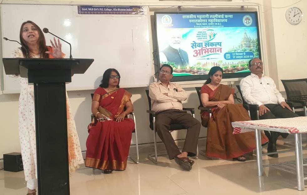 *सेवा संकल्प अभियान के अंतर्गत शासकीय महारानी लक्ष्मीबाई कन्या स्नातकोत्तर महाविद्यालय में समाज सेवा एवं नशामुक्ति पर प्रेरणादायक व्याख्यान आयोजित*
इंदौर, 9 अक्टूबर 2026
सेवा संकल्प अभियान के अंतर्गत शासकीय महारानी लक्ष्मीबाई कन्या स्नातकोत्तर महाविद्यालय किला भवन इंदौर में प्राचार्य डॉ. बी. डी. श्रीवास्तव के संरक्षण एवं प्रशासनिक अधिकारी डॉ. वी. पी. बैरागी के मार्गदर्शन, नोडल अधिकारी डॉ. वनश्री गोडबोले के निर्देशन में सेवा संकल्प अभियान के अंतर्गत आज एक प्रेरणादायक व्याख्यान का आयोजन किया गया। कार्यक्रम का मुख्य उद्देश्य छात्राओं में समाज सेवा, मानवीय मूल्यों, सामाजिक उत्तरदायित्व तथा नशामुक्त जीवन के प्रति जागरूकता विकसित करना था।
महाविद्यालय के प्राचार्य डॉ. बी. डी. श्रीवास्तव ने अतिथि का परिचय एवं आशीर्वचन देते हुए कहा कि समाज सेवा प्रत्येक नागरिक का नैतिक दायित्व है। हमें जरूरतमंदों की सहायता करते हुए अपने सामाजिक उत्तरदायित्वों का निर्वहन करना चाहिए। उन्होंने छात्राओं से नशामुक्त भारत के निर्माण में सक्रिय योगदान देने तथा समाज में जागरूकता फैलाने का आह्वान किया।
कार्यक्रम में मुख्य वक्ता श्रीमती ज्योति प्रतीक श्रीवास्तव ने छात्राओं को समाज सेवा के महत्व तथा नशामुक्त समाज के निर्माण की आवश्यकता पर संबोधित किया। उन्होंने अपने व्याख्यान में कहा कि समाज सेवा केवल एक दायित्व नहीं, बल्कि मानवीय संवेदनाओं, सहयोग और सामाजिक उत्तरदायित्व की सशक्त अभिव्यक्ति है। प्रत्येक व्यक्ति को अपनी क्षमता के अनुसार जरूरतमंद लोगों की सहायता के लिए आगे आना चाहिए। उन्होंने नशे के दुष्प्रभावों पर प्रकाश डालते हुए बताया कि नशा व्यक्ति के शारीरिक एवं मानसिक स्वास्थ्य के साथ-साथ उसके पारिवारिक और सामाजिक जीवन को भी प्रभावित करता है। युवाओं को नशे से दूर रहकर शिक्षा, सकारात्मक गतिविधियों तथा रचनात्मक कार्यों की ओर अग्रसर होना चाहिए। उन्होंने छात्राओं को नशामुक्त भारत के निर्माण में अपनी सक्रिय भूमिका निभाने और समाज में जागरूकता का संदेश प्रसारित करने के लिए प्रेरित किया।
इस अवसर पर महाविद्यालय की IQAC प्रभारी प्रो. मनीषा जोशी तथा समस्त प्राध्यापकगण उपस्थित रहे। कार्यक्रम में बड़ी संख्या में छात्राओं ने सहभागिता की। कार्यक्रम का संचालन एवं आभार प्रदर्शन डॉ. संध्या दावरे ने किया। तकनीकी सहयोग श्री महेश विश्वकर्मा द्वारा प्रदान किया गया। कार्यक्रम ने छात्राओं को समाज के प्रति अपने दायित्वों को समझने तथा नशामुक्त और जागरूक समाज के निर्माण के लिए प्रेरित किया।
#SevaSankalpAbhiyan #NashaMuktBharat #JansamparkMP #indore #इंदौर