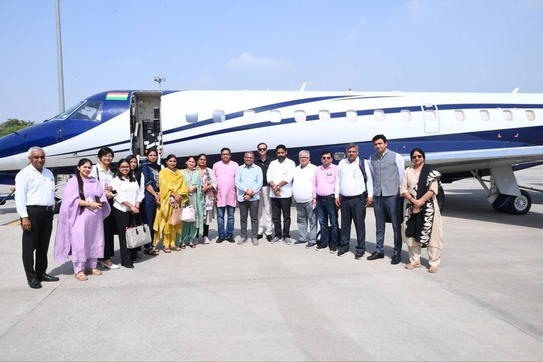 सांसद नवीन जिन्दल के मार्गदर्शन में कुरुक्षेत्र संसदीय क्षेत्र में चलाया जाएगा 'नवीन स्वच्छता अभियान': सतपाल जांबा
सांसद नवीन जिन्दल की पहल पर इंदौर के स्वच्छता मॉडल का अध्ययन करने नई दिल्ली से रवाना हुआ 35 सदस्यीय प्रतिनिधिमंडल
सांसद नवीन जिन्दल के निजी विमान से पुंडरी विधायक सतपाल जांबा के नेतृत्व में प्रतिनिधिमंडल इंदौर के लिए रवाना
कुरुक्षेत्र, 9 अक्तूबर। सेवा संकल्प अभियान के अंतर्गत सांसद नवीन जिन्दल के मार्गदर्शन में कुरुक्षेत्र संसदीय क्षेत्र का 35 सदस्यीय प्रतिनिधिमंडल इंदौर के प्रसिद्ध स्वच्छता मॉडल का अध्ययन करने के लिए आज इंदिरा गांधी इंटरनेशनल एयरपोर्ट, नई दिल्ली से सांसद नवीन जिन्दल के निजी विमान में इंदौर के लिए रवाना हो गया। इस प्रतिनिधिमंडल की अध्यक्षता पुंडरी विधायक सतपाल जांबा कर रहे हैं।
यह अध्ययन यात्रा कुरुक्षेत्र, कैथल और रादौर क्षेत्र में स्वच्छता, जनभागीदारी तथा बेहतर नागरिक सुविधाओं का एक नया ढांचा तैयार करने के उद्देश्य से आयोजित की जा रही है। प्रतिनिधिमंडल में नवीन जिन्दल फाउंडेशन के सदस्य, नगर पालिकाओं व नगर निगम के चेयरमैन और संबंधित प्रशासनिक अधिकारी शामिल हैं।
कचरा प्रबंधन, सीवेज ट्रीटमेंट और जनभागीदारी का होगा गहन अध्ययन
इंदौर प्रवास के दौरान यह प्रतिनिधिमंडल शहर की स्वच्छता व्यवस्था, कचरा प्रबंधन, डोर-टू-डोर कलेक्शन, सीवेज ट्रीटमेंट प्लांट और स्वच्छता जागरूकता अभियानों का प्रत्यक्ष अवलोकन करेगा। प्रतिनिधिमंडल वहां के स्थानीय अधिकारियों, स्वच्छता विशेषज्ञों और जनप्रतिनिधियों से संवाद कर यह समझेगा कि इंदौर ने स्वच्छता को केवल प्रशासनिक कार्य न बनाकर किस प्रकार एक जन-आंदोलन का रूप दिया है।
विधायक सतपाल जांबा ने बताया कि सांसद नवीन जिन्दल ने पूर्व में जिला निगरानी एवं समन्वय समिति की बैठक में जनप्रतिनिधियों व अधिकारियों को इंदौर का अध्ययन दौरा कराने का आश्वासन दिया था। उसी प्रतिबद्धता को पूरा करते हुए यह कदम उठाया गया है। इंदौर से लौटने के बाद प्रतिनिधिमंडल एक विस्तृत रिपोर्ट तैयार करेगा, जिसमें इंदौर की सफल कार्यप्रणाली और उसे कुरुक्षेत्र संसदीय क्षेत्र में लागू करने के व्यावहारिक सुझाव शामिल होंगे।
उन्होंने बताया कि
सांसद नवीन जिन्दल का विजन धर्मक्षेत्र कुरुक्षेत्र, कैथल और रादौर को स्वच्छता के मामले में हरियाणा का अग्रणी क्षेत्र बनाना है। इंदौर दौरे से प्राप्त सीख और अनुभवों के आधार पर क्षेत्र में व्यापक जनभागीदारी से और सांसद नवीन जिन्दल के मार्गदर्शन में 'नवीन स्वच्छता अभियान' की शुरुआत की जाएगी, ताकि स्वच्छता को हर नागरिक के जीवन का संस्कार बनाया जा सके।