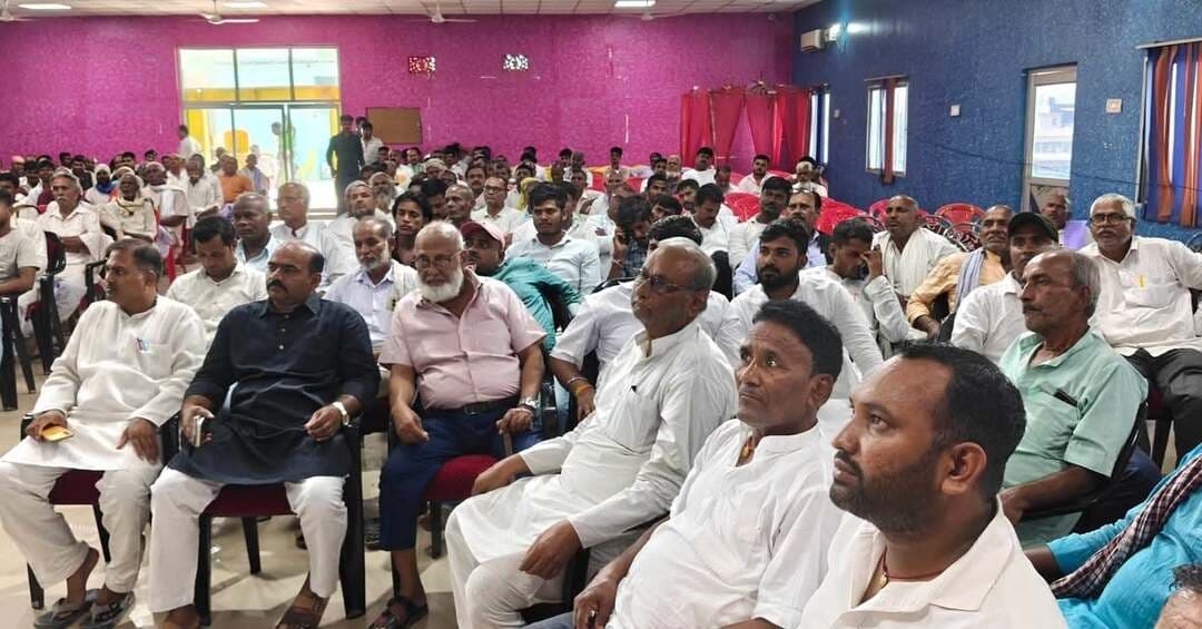 तिरहुत स्नातक निर्वाचन क्षेत्र, शिक्षक निर्वाचन क्षेत्र से महागठबंधन समर्थित प्रत्याशी अनुमंडल स्तरीय कार्यक्रम का आयोजन सीताराम यादव पूर्व सांसद ,पूर्व मंत्री बिहार सरकार उपस्थित पूर्व विधायक मुकेश कुमार यादव, जयनंदन यादव, सुनील कुमार कुशवाहा, सैयद अबू दोजाना, ब्रजमोहन मंडल जलालुद्दीन खान, हरि ओम नारायण शरण, उपेंद्र राय ,रामनाथ यादव ,सहित सहित हजारों कार्यकर्ता उपस्थित थे
#सीतामढ़ी #pupari #Tirhut #teachers #candidates #वायरल #वीडियो #photos #ex #MP #SakshiNews