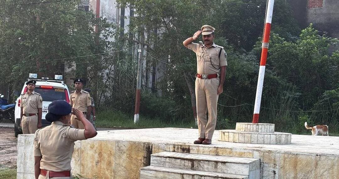 एसपी ने पुलिस केंद्र में साप्ताहिक परेड का किया निरीक्षण
जहानाबाद : पुलिस अधीक्षक कोटा किरण कुमार ने शुक्रवार को पुलिस केंद्र में आयोजित साप्ताहिक परेड का निरीक्षण किया। इस दौरान उन्होंने पुलिस बल के टर्नआउट, अनुशासन और शारीरिक दक्षता का जायजा लिया।
निरीक्षण के दौरान एसपी ने पुलिस पदाधिकारियों एवं जवानों का उत्साहवर्धन किया। उन्होंने सभी को कर्तव्यनिष्ठा, अनुशासन और उच्च स्तरीय व्यावसायिक दक्षता के साथ अपने दायित्वों का निर्वहन करने का निर्देश दिया। साथ ही जनसेवा की भावना को सर्वोपरि रखते हुए आम लोगों की समस्याओं के समाधान और पुलिस की कार्यप्रणाली को बेहतर बनाने पर जोर दिया।