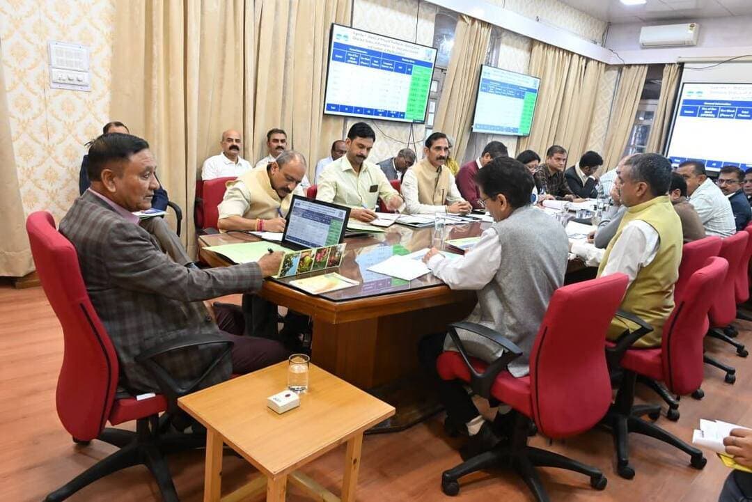 जगत सिंह नेगी ने एचपी शिवा परियोजना की प्रगति की समीक्षा की
आगामी 28 फरवरी तक पूरा करें 3,000 हेक्टेयर क्षेत्र में सभी गतिविधियांः जगत सिंह नेगी
राजस्व, बागवानी, जनजातीय विकास एवं जनशिकायत निवारण मंत्री जगत सिंह नेगी की अध्यक्षता में आज यहां एचपी शिवा परियोजना की प्रगति की समीक्षा के लिए बिलासपुर, हमीरपुर, मंडी, कांगड़ा, सोलन, सिरमौर एवं ऊना जिलों के अधिकारियों के साथ बैठक आयोजित की गई। एशियाई विकास बैंक द्वारा वित्तपोषित एचपी शिवा परियोजना प्रदेश के सात जिलों में क्रियान्वित की जा रही है।
बैठक में अवगत करवाया गया कि एचपी शिवा परियोजना के प्रथम चरण के अंतर्गत कुल 3,000 हेक्टेयर क्षेत्र का लक्ष्य निर्धारित किया गया है जिसमें से लगभग 2,700 हेक्टेयर क्षेत्र विकसित किया जा चुका है व 1,900 हेक्टेयर क्षेत्र में पौधारोपण का कार्य पूर्ण कर लिया गया है।
शेष क्षेत्र में पौधारोपण का कार्य जनवरी-फरवरी, 2027 तक पूरा कर लिया जाएगा। इस क्षेत्र में मुख्यतः प्लम एवं पर्सिमन जैसी विंटर सीजन फसलों का रोपण किया जाना है। परियोजना के अंतर्गत 3,000 हेक्टेयर क्षेत्र के लिए कुल 331 क्लस्टरों को अंतिम रूप दिया गया है जिससे लगभग 10,646 किसान परिवार लाभान्वित होंगे।
बैठक में अवगत करवाया गया कि परियोजना के द्वितीय चरण के लिए सर्वेक्षण कार्य भी प्रगति पर है। इसके अंतर्गत लगभग 2,500 हेक्टेयर क्षेत्र की पहचान कर ली गई और 2,153 हेक्टेयर क्षेत्र में सर्वेक्षण कार्य जारी है। लगभग 1,500 हेक्टेयर क्षेत्र की विस्तृत परियोजना रिपोर्ट तैयार कर तकनीकी स्वीकृति के लिए एशियाई विकास बैंक को भेजी जा चुकी है। एशियाई विकास बैंक से स्वीकृति प्राप्त होने के उपरांत निविदा प्रक्रिया अक्तूबर माह के अंतिम सप्ताह से शुरू की जाएगी।
जगत सिंह नेगी ने स्पष्ट निर्देश दिए कि किसी भी स्थिति में निम्न गुणवत्ता वाले पौधों की खरीद न की जाए। नर्सरी संचालकों को भी निर्देश दिए गए कि वे तकनीकी मानकों एवं स्पैसिफिकेशन के अनुरूप उच्च गुणवत्ता की पौध सामग्री की आपूर्ति सुनिश्चित करें।
सौर बाड़बंदी, खेतों की तैयारी, ड्रिप व लिफ्ट सिंचाई योजनाओं सहित विभिन्न निर्माण एवं अधोसंरचना संबंधी कार्यों की प्रगति की विस्तृत समीक्षा भी की गई।
बागवानी मंत्री ने फील्ड अधिकारियों एवं परियोजना प्रबंधन इकाई को सख्त निर्देश जारी किए कि परियोजना के सभी घटकों का कार्य निर्धारित समय-सीमा के भीतर पूरा किया जाए और 3,000 हेक्टेयर क्षेत्र के अंतर्गत आने वाले सभी क्लस्टरों को पूर्ण रूप से तैयार कर किसानों को हस्तांतरित किया जाए। उन्होंने द्वितीय चरण के कार्यों को समय पर शुरू करने के लिए निविदा प्रक्रिया में तेजी लाने के निर्देश भी दिए गए।
जगत सिंह नेगी ने प्रथम चरण के तहत 3,000 हेक्टेयर क्षेत्र में सभी गतिविधियों को पूरा करने तथा सभी क्लस्टरों का किसानों को हस्तांतरण सुनिश्चित करने के लिए 28 फरवरी, 2027 की अंतिम समय-सीमा निर्धारित की। उन्होंने स्पष्ट किया कि निर्धारित समय-सीमा तक कार्य पूर्ण न होने की स्थिति में संबंधित ठेकेदारों तथा अधिकारियों के विरुद्ध कार्रवाई अमल में लाई जाएगी।
बैठक में बागवानी विभाग के निदेशक सतीश कुमार, एचपी शिवा परियोजना निदेशक समीर सिंह, प्रोक्योरमेंट अधिकारी मनोज शर्मा और बिलासपुर, हमीरपुर, मंडी, कांगड़ा, सोलन, सिरमौर एवं ऊना जिलों के उप-निदेशक उपस्थित रहेे।